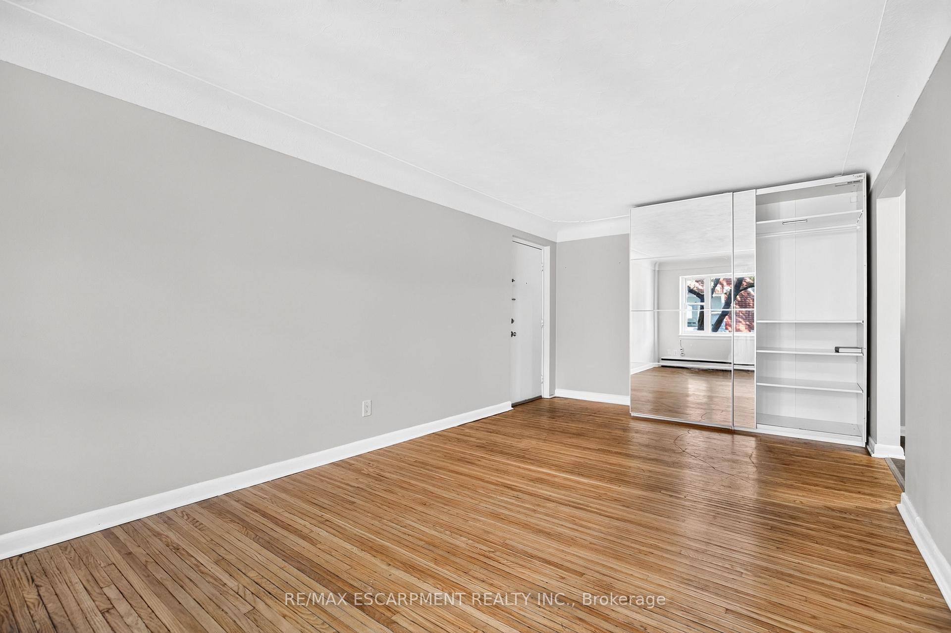 Photo 4 of Unit 3, 3 Applewood Avenue, Hamilton, Stoney Creek — HOMEH