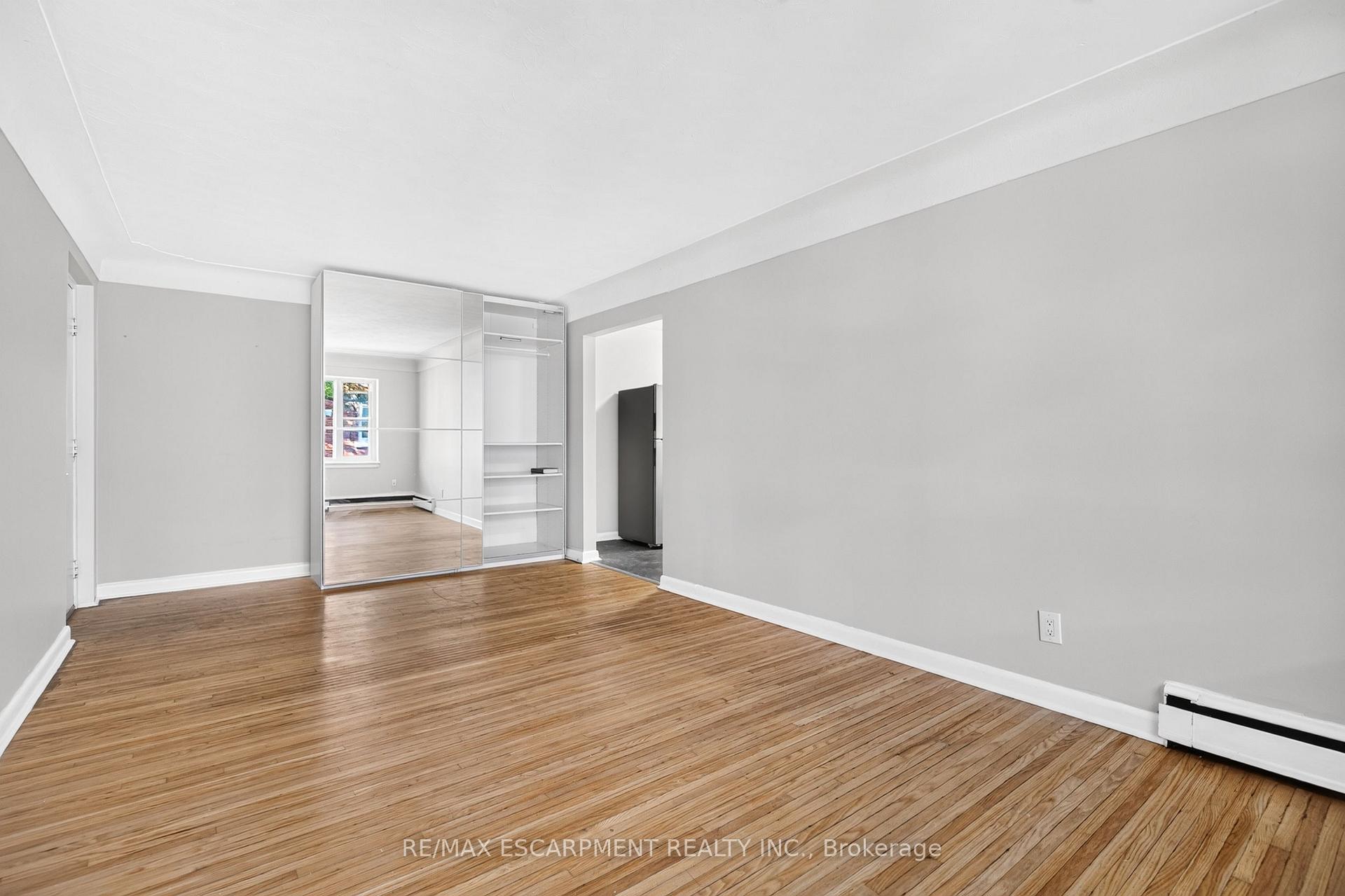 Photo 5 of Unit 3, 3 Applewood Avenue, Hamilton, Stoney Creek — HOMEH