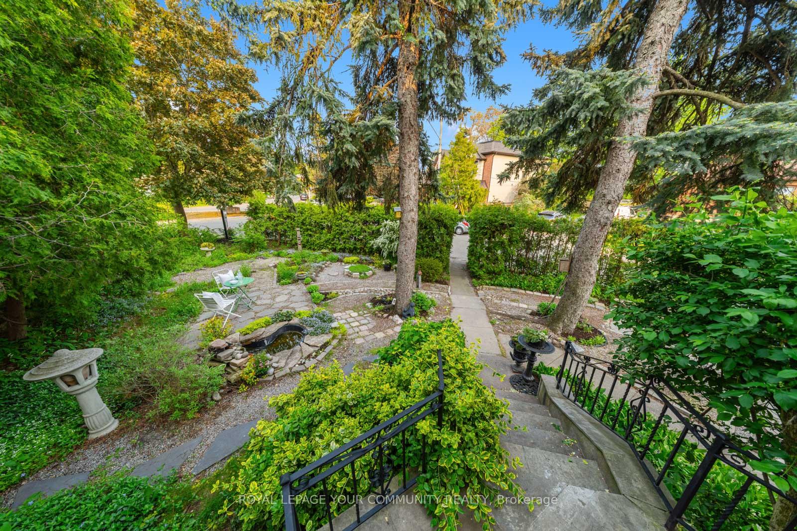 Photo 4 of 2 Four Oaks Gate, Toronto, East York — HOMEH