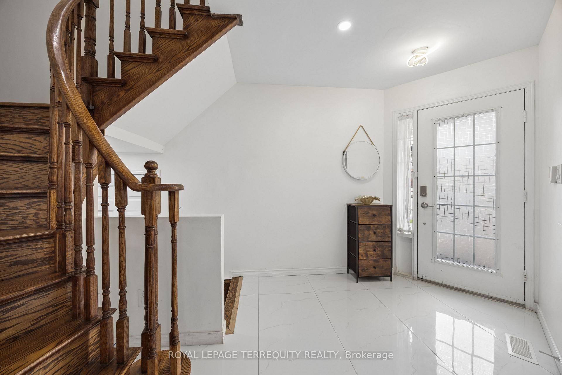 Photo 3 of 7339 Black Walnut Trail, Mississauga, Lisgar — HOMEH