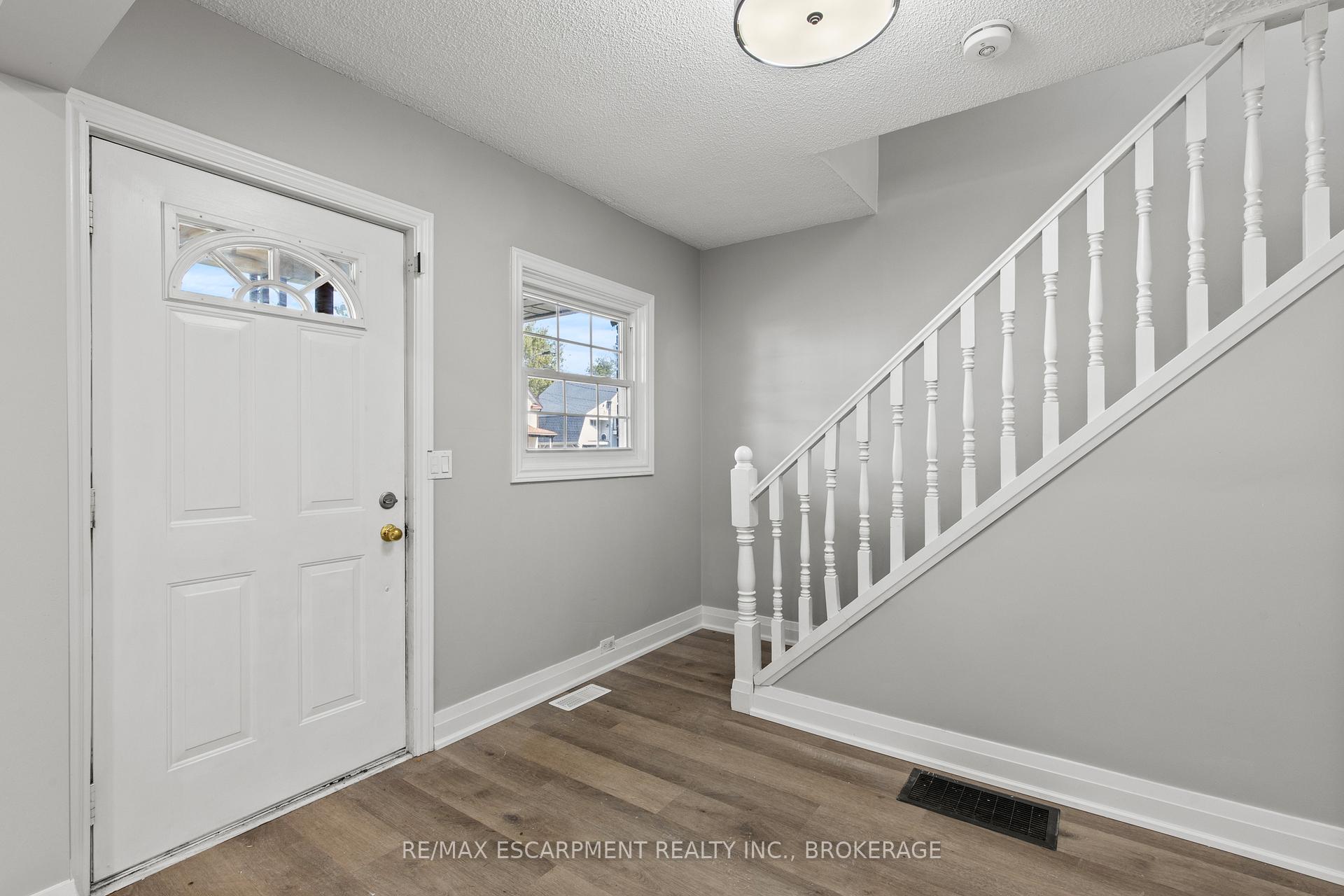 Photo 4 of Unit Upper, 15 Mccormick Street, Welland, Prince Charles — HOMEH