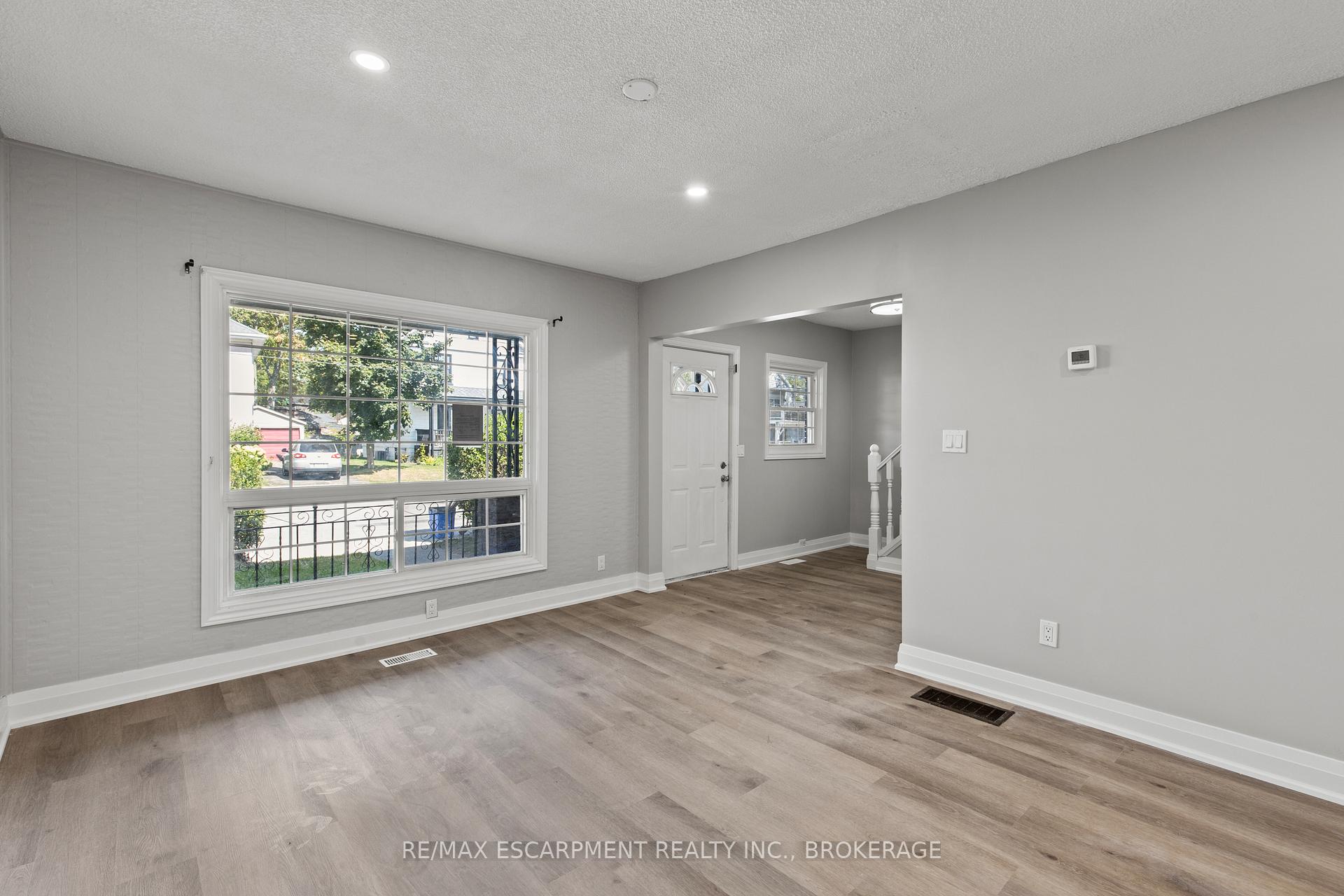 Photo 6 of Unit Upper, 15 Mccormick Street, Welland, Prince Charles — HOMEH