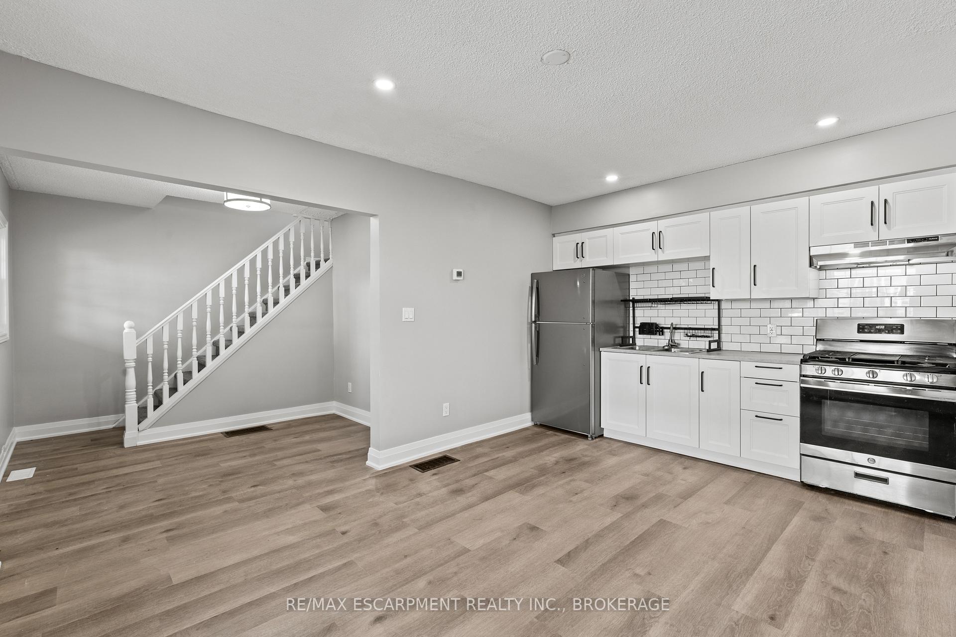Photo 8 of Unit Upper, 15 Mccormick Street, Welland, Prince Charles — HOMEH