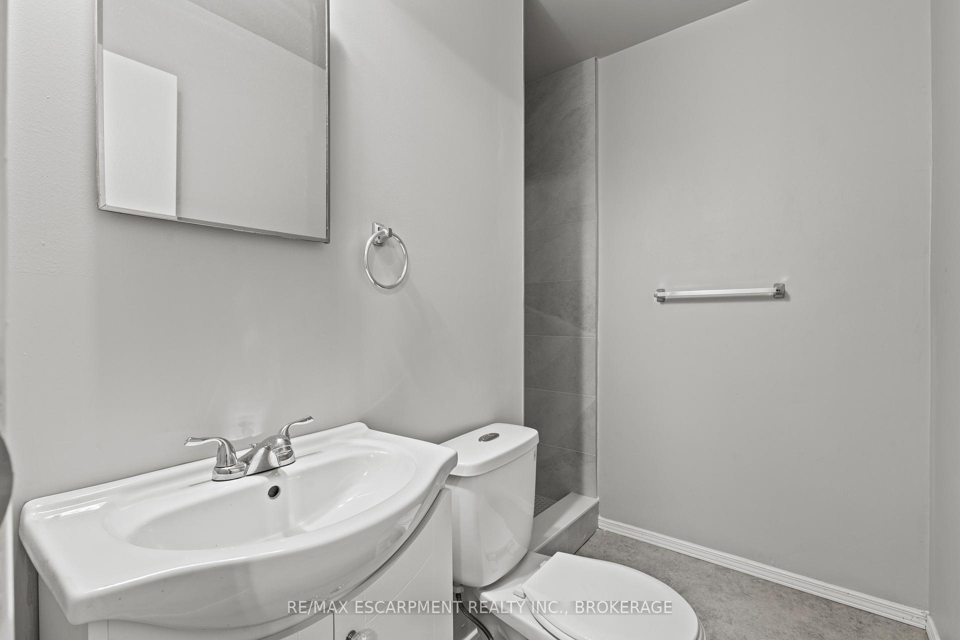 Photo 12 of Unit Upper, 15 Mccormick Street, Welland, Prince Charles — HOMEH