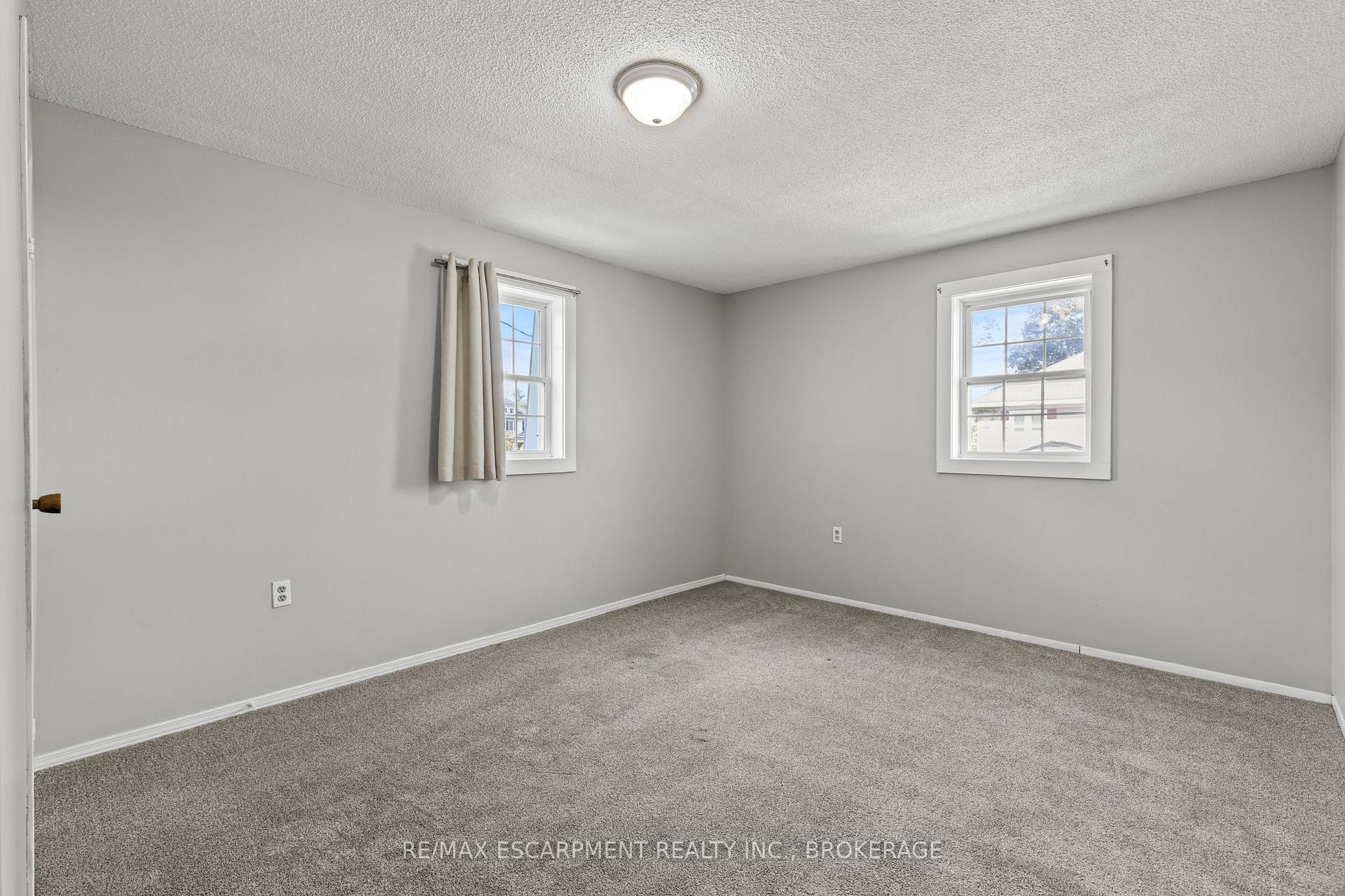 Photo 13 of Unit Upper, 15 Mccormick Street, Welland, Prince Charles — HOMEH