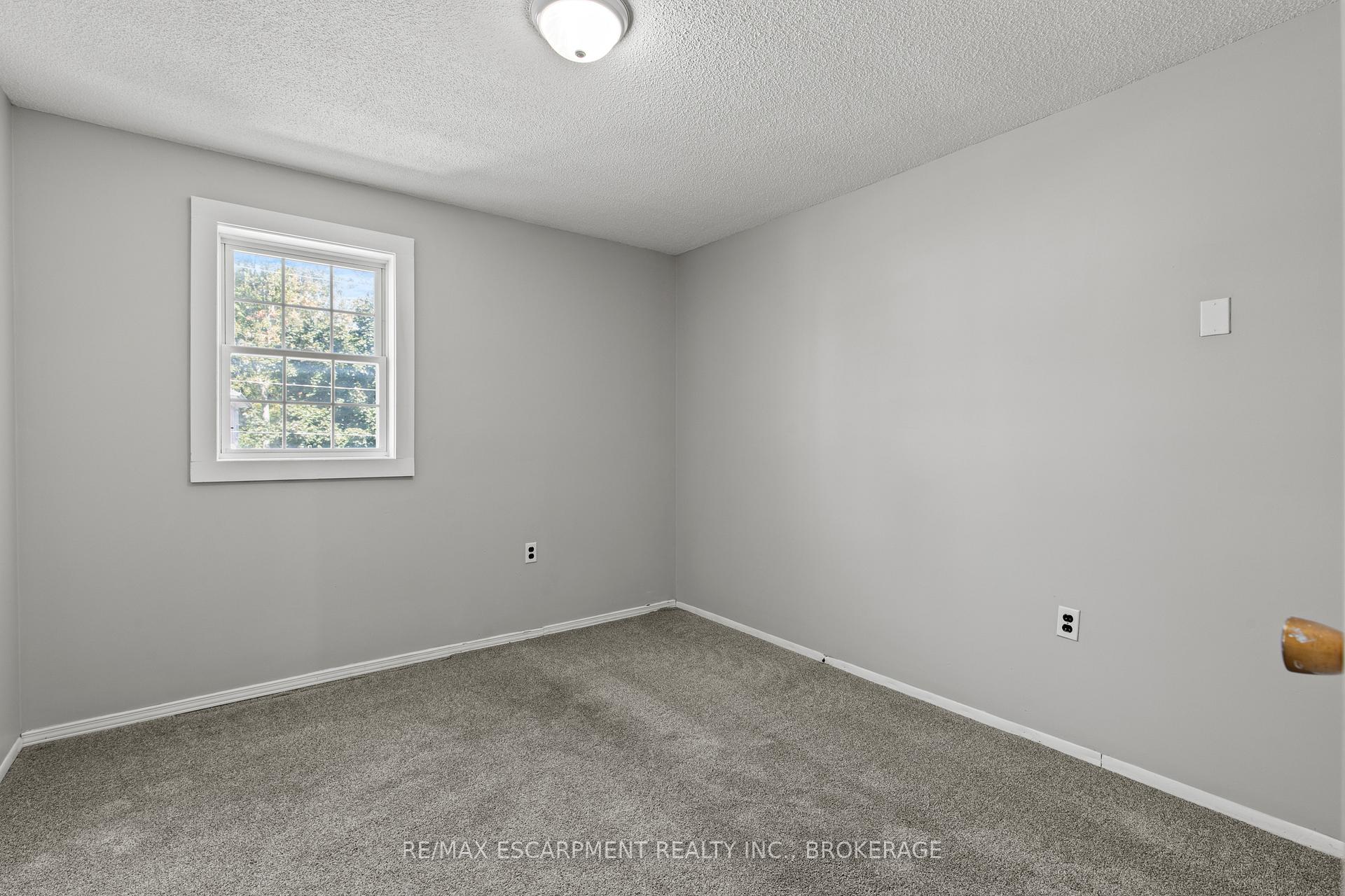 Photo 14 of Unit Upper, 15 Mccormick Street, Welland, Prince Charles — HOMEH