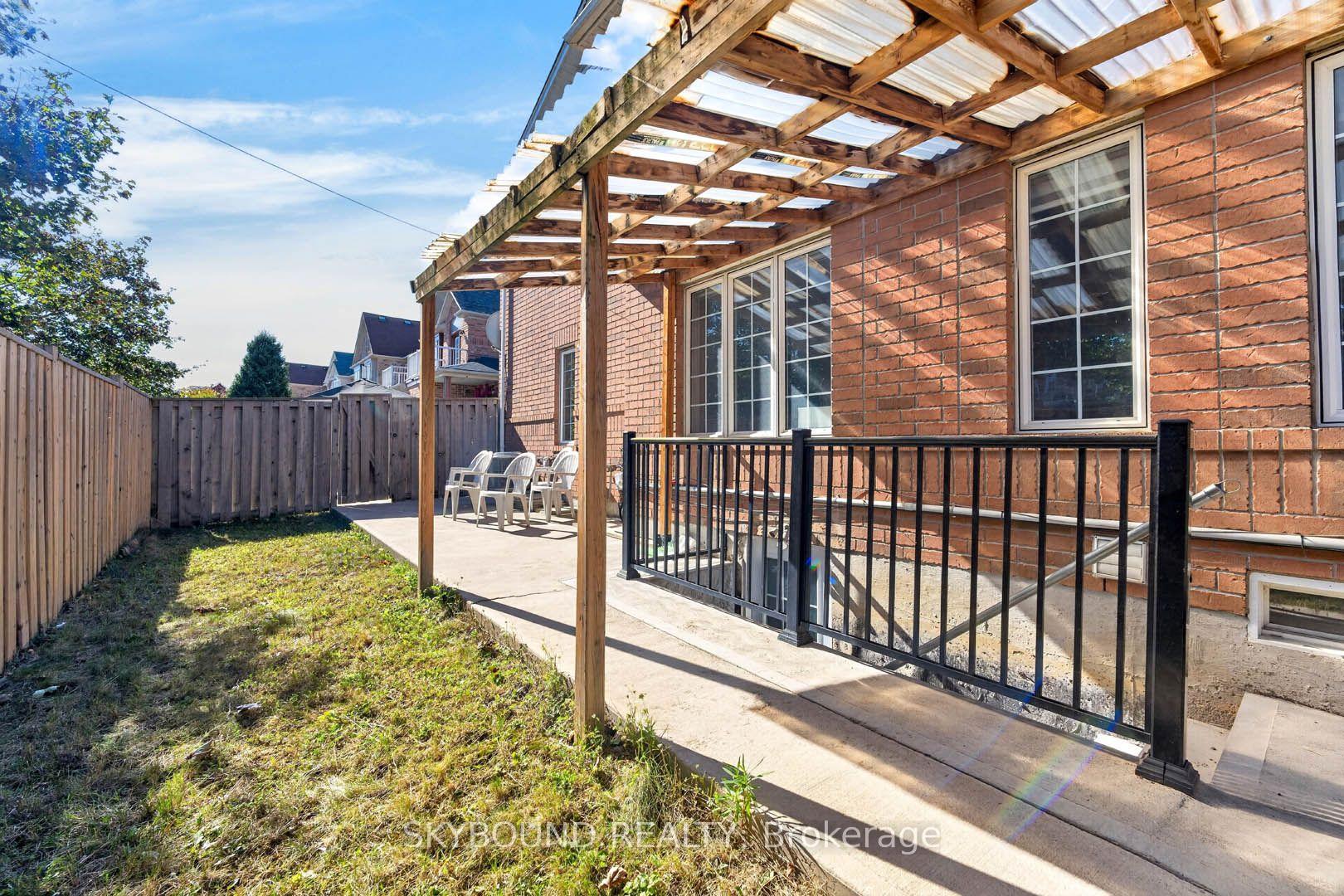 Photo 4 of Unit Bsmt, 828 Bethany Crescent, Mississauga, East Credit — HOMEH