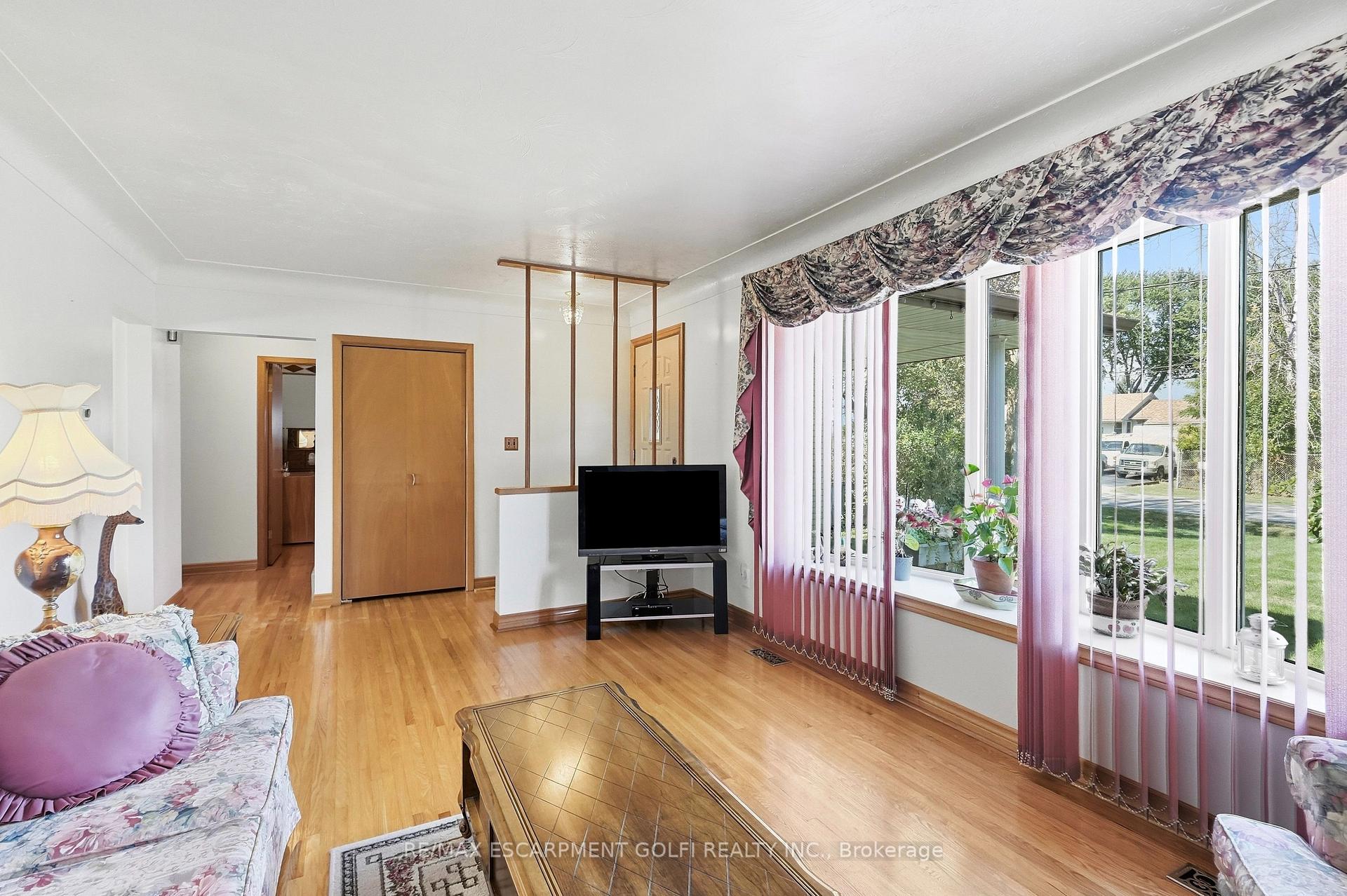 Photo 11 of 691 Winston Road, Grimsby, Grimsby Beach — HOMEH