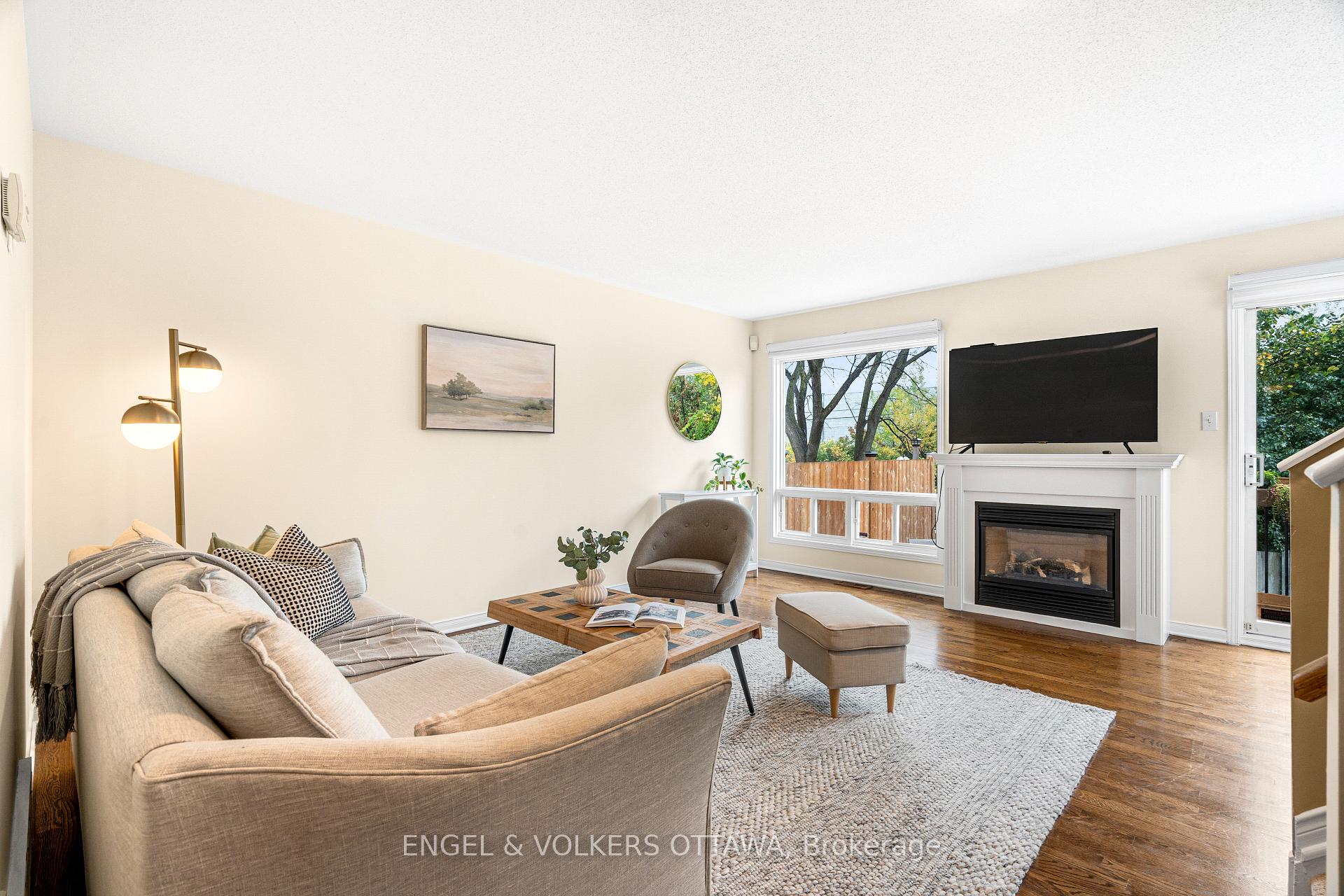 Photo 3 of 2032 P Avenue, Ottawa, Eastway Gardens/Industrial Park — HOMEH