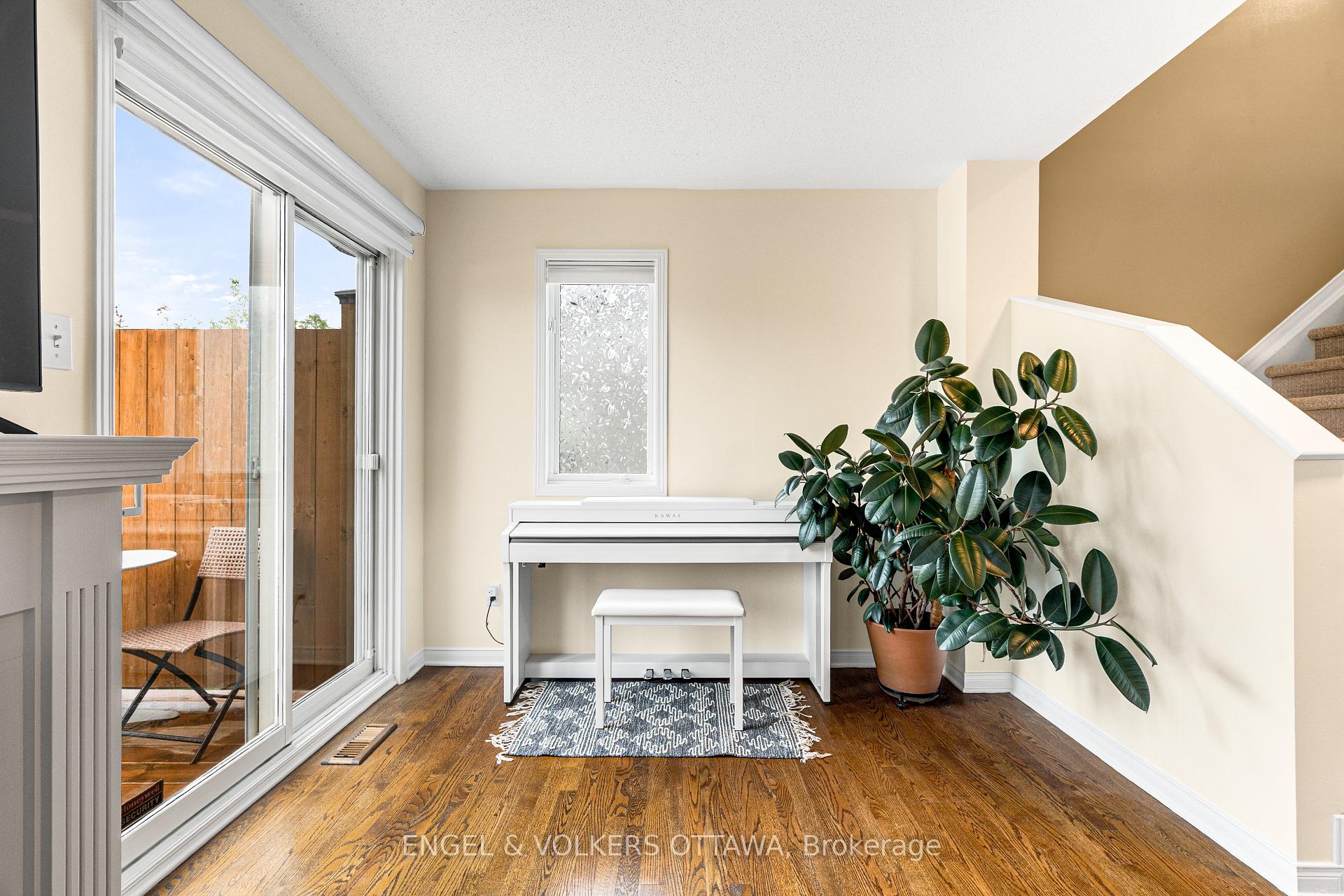 Photo 5 of 2032 P Avenue, Ottawa, Eastway Gardens/Industrial Park — HOMEH
