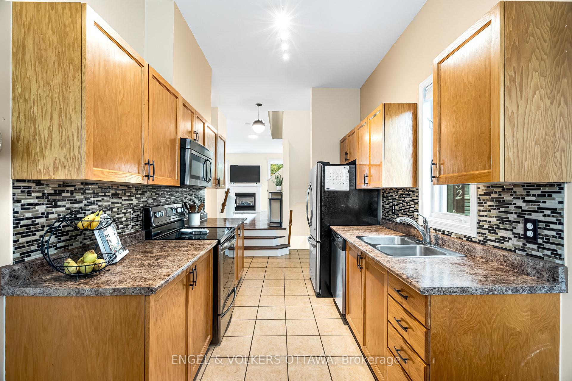 Photo 9 of 2032 P Avenue, Ottawa, Eastway Gardens/Industrial Park — HOMEH
