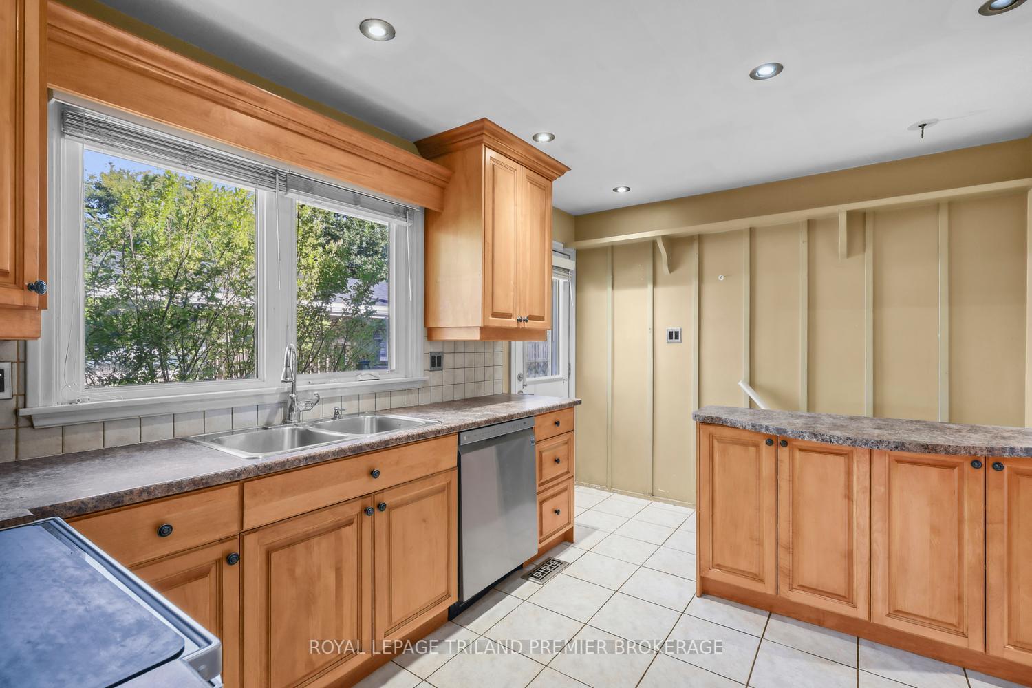 Photo 13 of 669 Sanatorium Road, London, North O — HOMEH