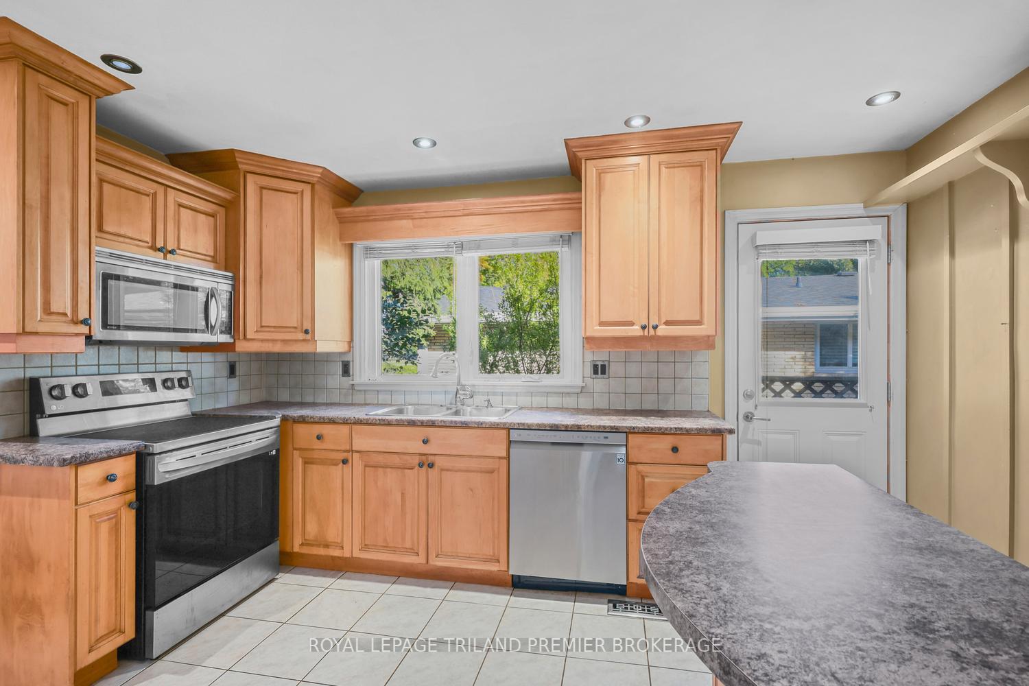 Photo 14 of 669 Sanatorium Road, London, North O — HOMEH