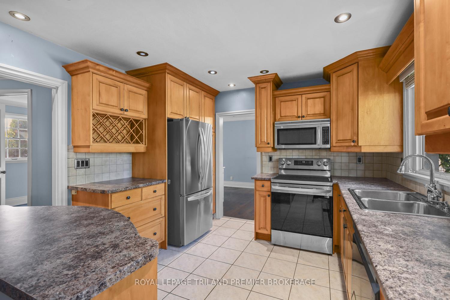 Photo 15 of 669 Sanatorium Road, London, North O — HOMEH