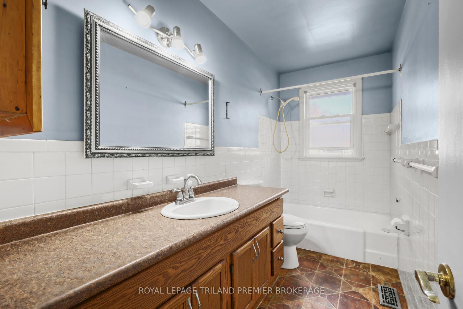Photo 17 of 669 Sanatorium Road, London, North O — HOMEH