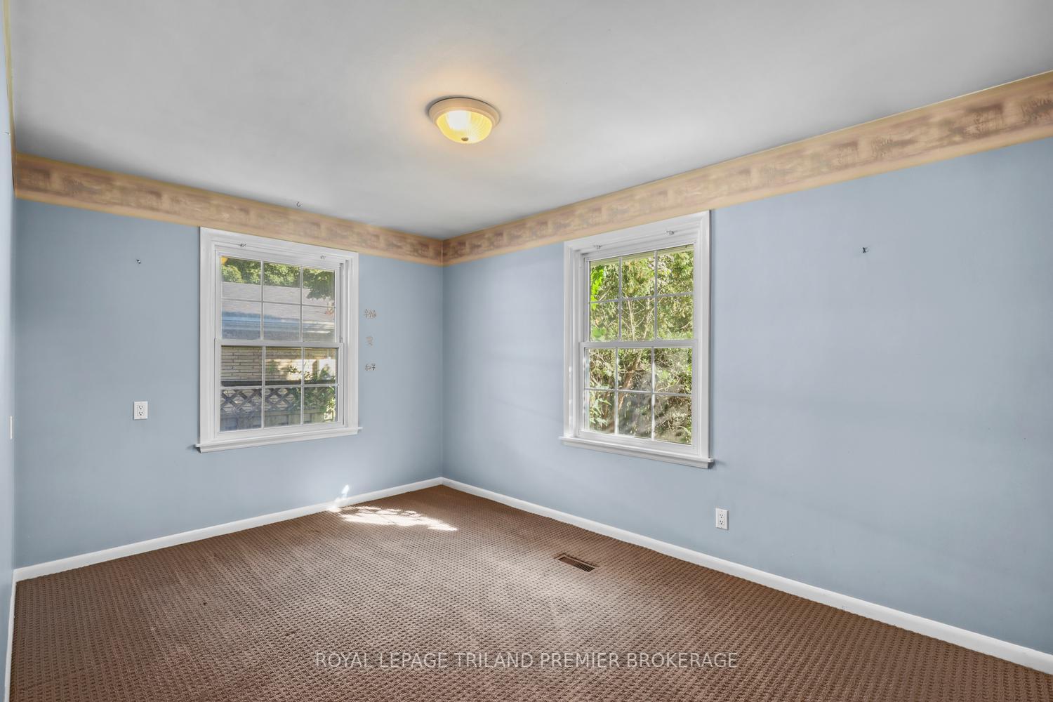Photo 18 of 669 Sanatorium Road, London, North O — HOMEH