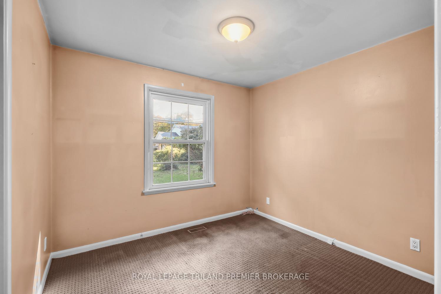 Photo 20 of 669 Sanatorium Road, London, North O — HOMEH