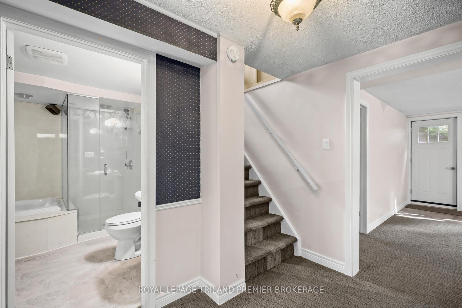 Photo 23 of 669 Sanatorium Road, London, North O — HOMEH