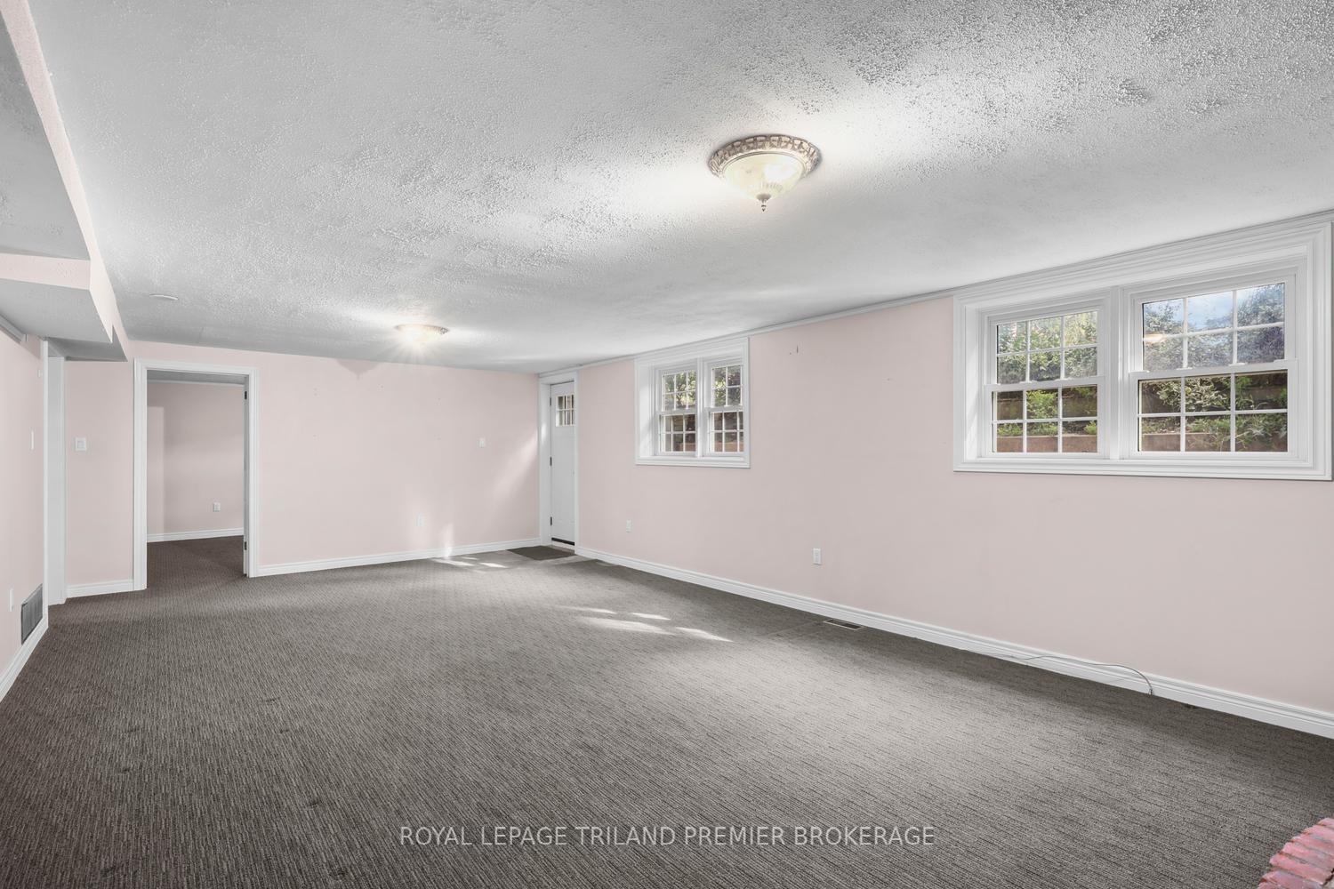 Photo 27 of 669 Sanatorium Road, London, North O — HOMEH