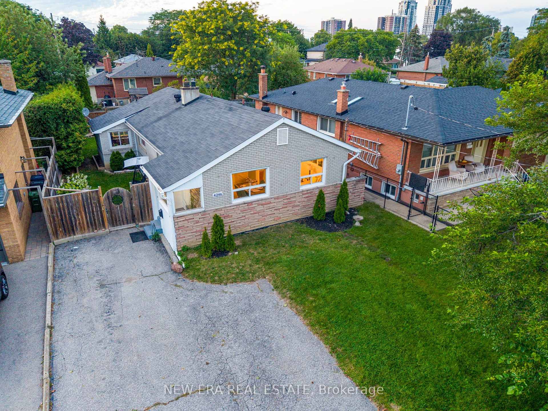 Photo 2 of 4246 Bloor Street W, Etobicoke, Markland Wood — HOMEH