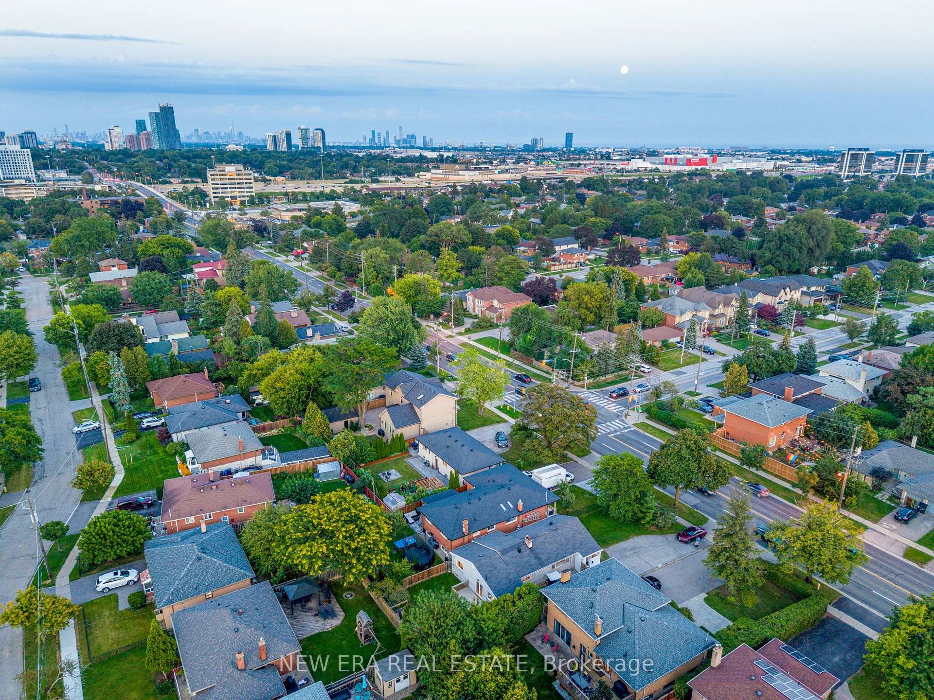Photo 3 of 4246 Bloor Street W, Etobicoke, Markland Wood — HOMEH