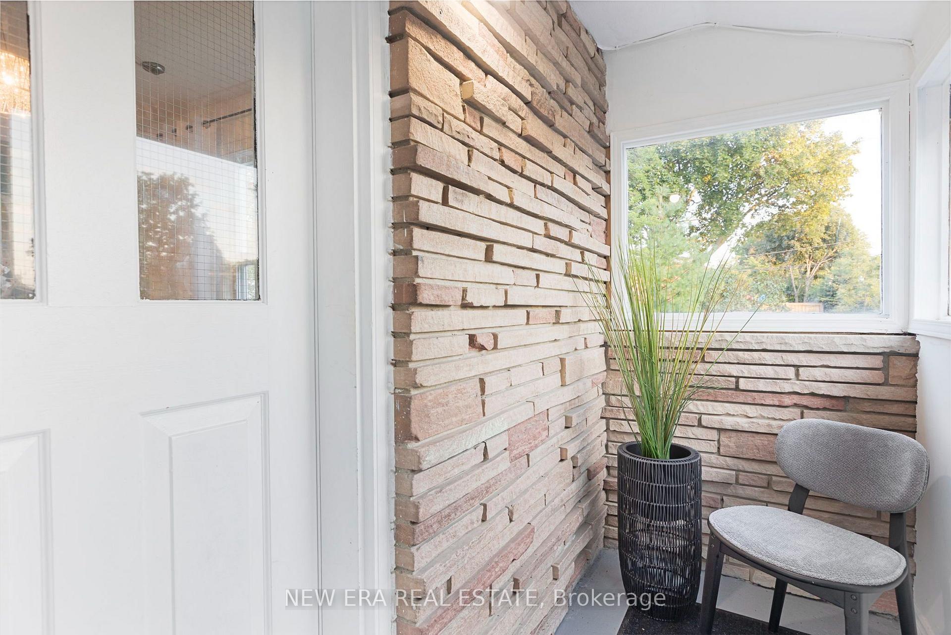 Photo 5 of 4246 Bloor Street W, Etobicoke, Markland Wood — HOMEH