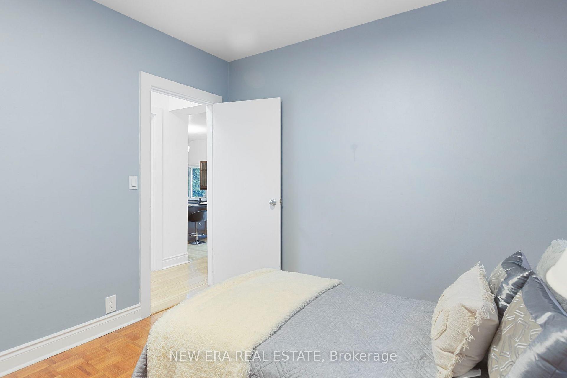 Photo 15 of 4246 Bloor Street W, Etobicoke, Markland Wood — HOMEH