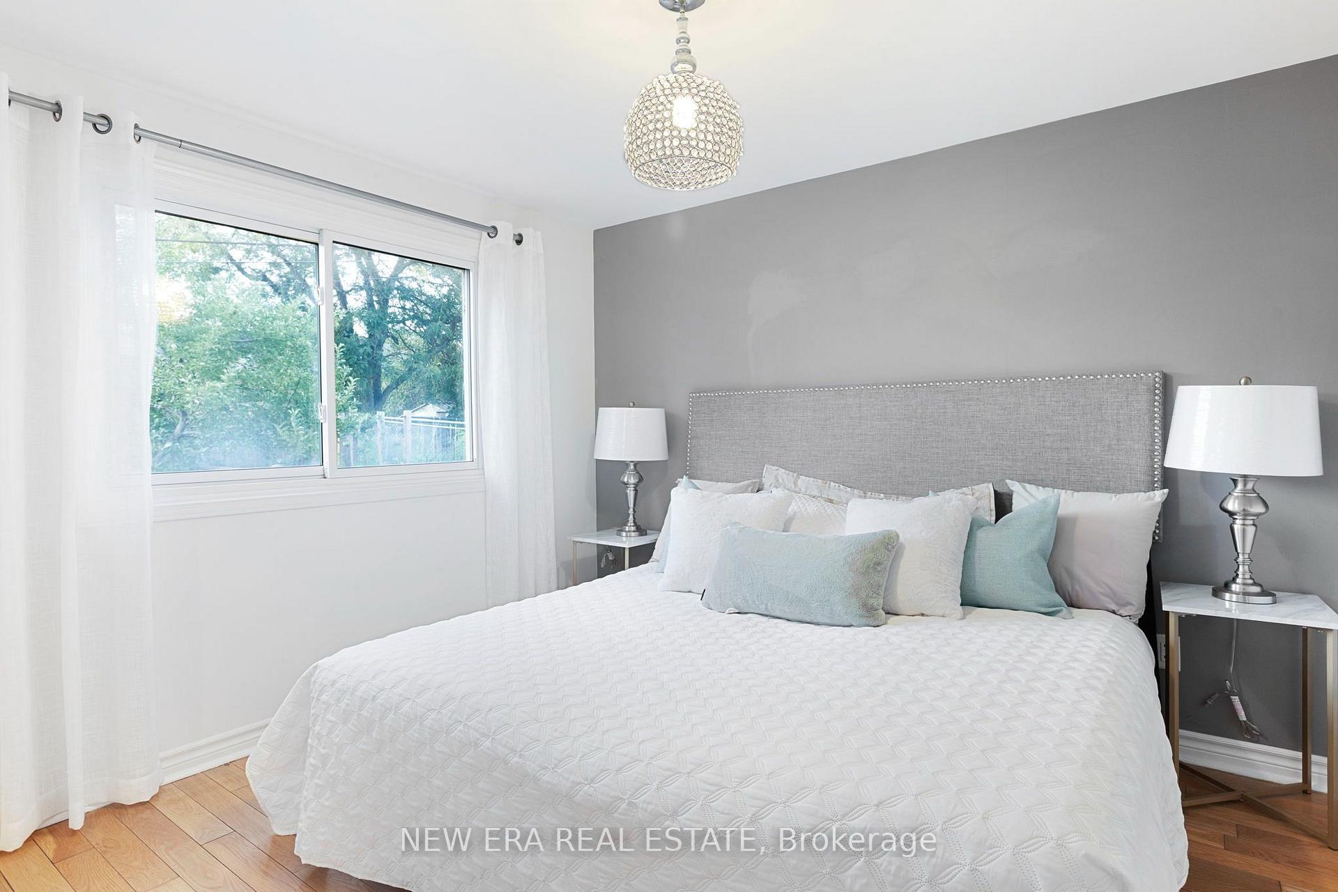 Photo 17 of 4246 Bloor Street W, Etobicoke, Markland Wood — HOMEH