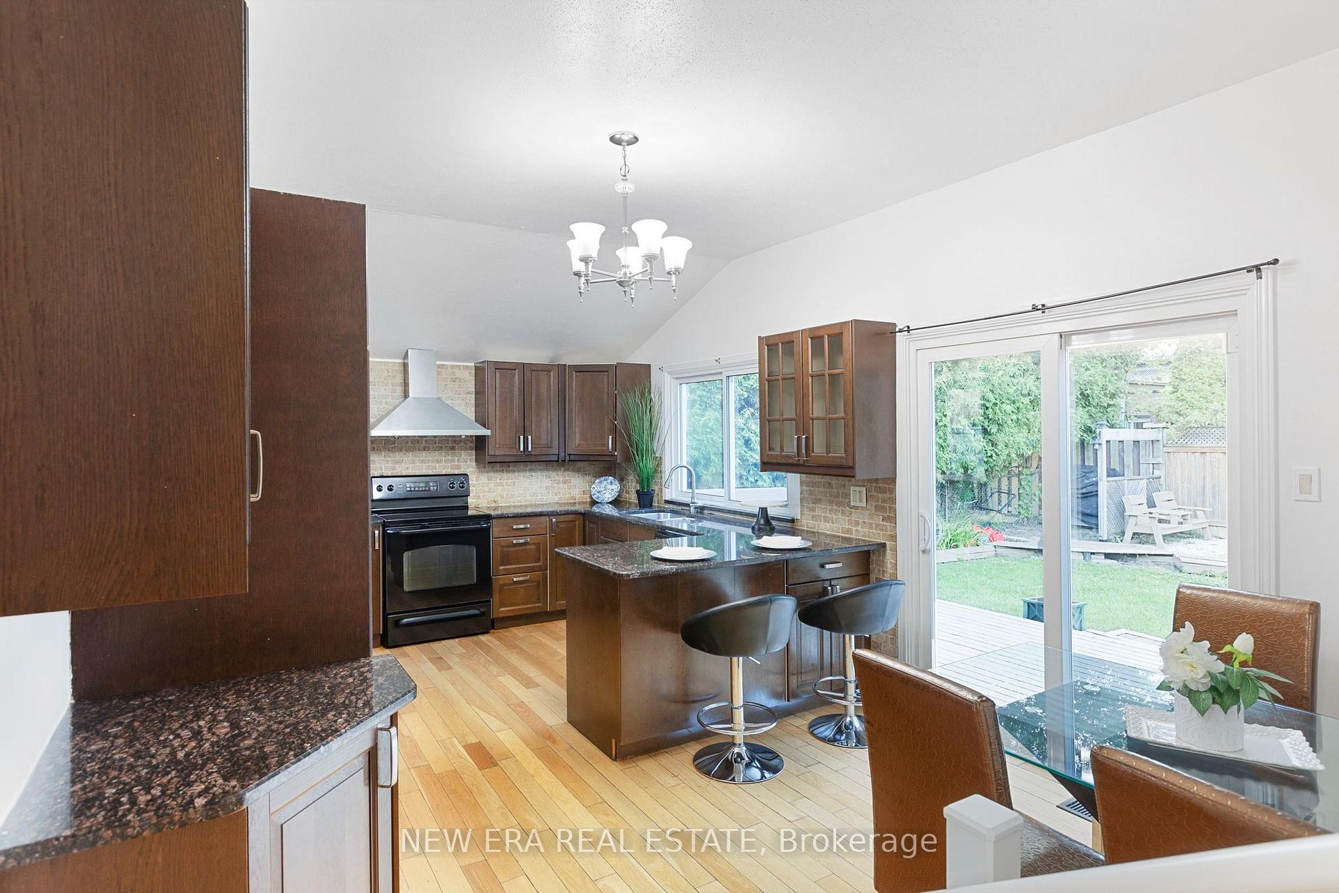 Photo 19 of 4246 Bloor Street W, Etobicoke, Markland Wood — HOMEH