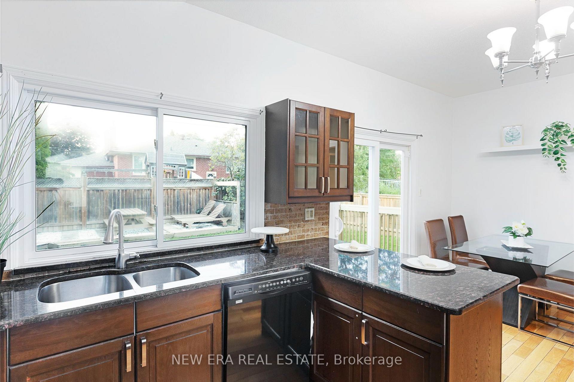 Photo 21 of 4246 Bloor Street W, Etobicoke, Markland Wood — HOMEH