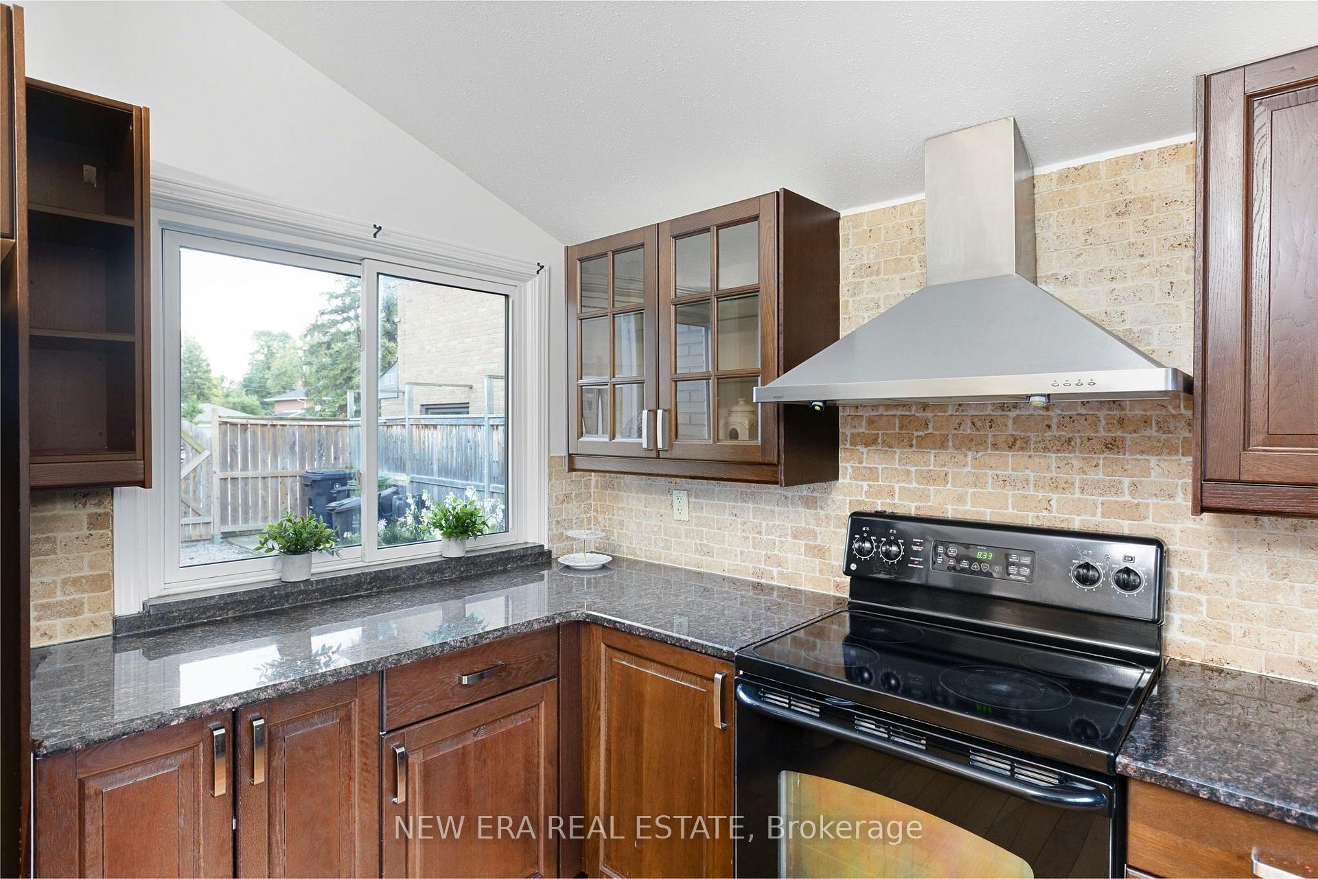 Photo 22 of 4246 Bloor Street W, Etobicoke, Markland Wood — HOMEH