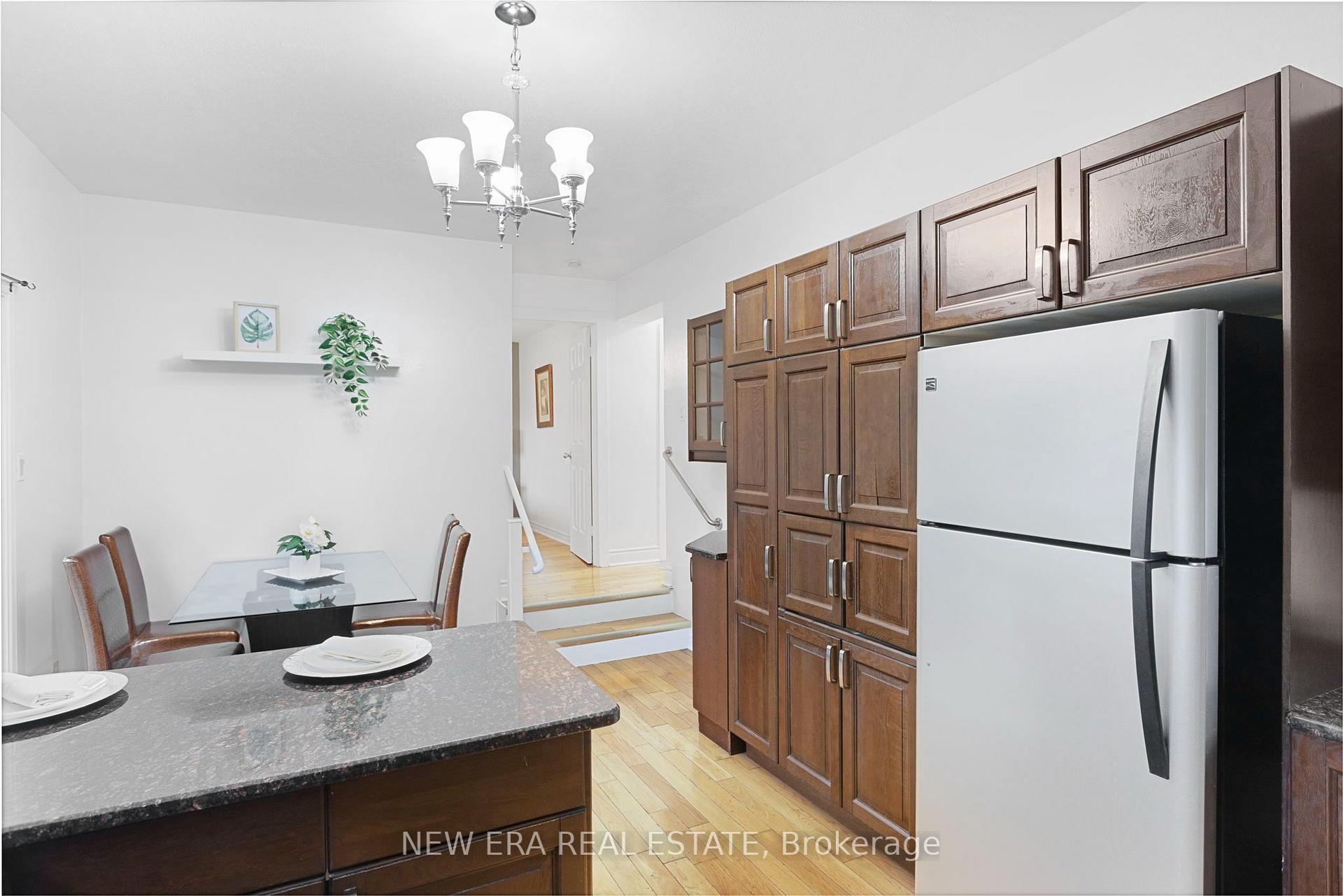 Photo 23 of 4246 Bloor Street W, Etobicoke, Markland Wood — HOMEH