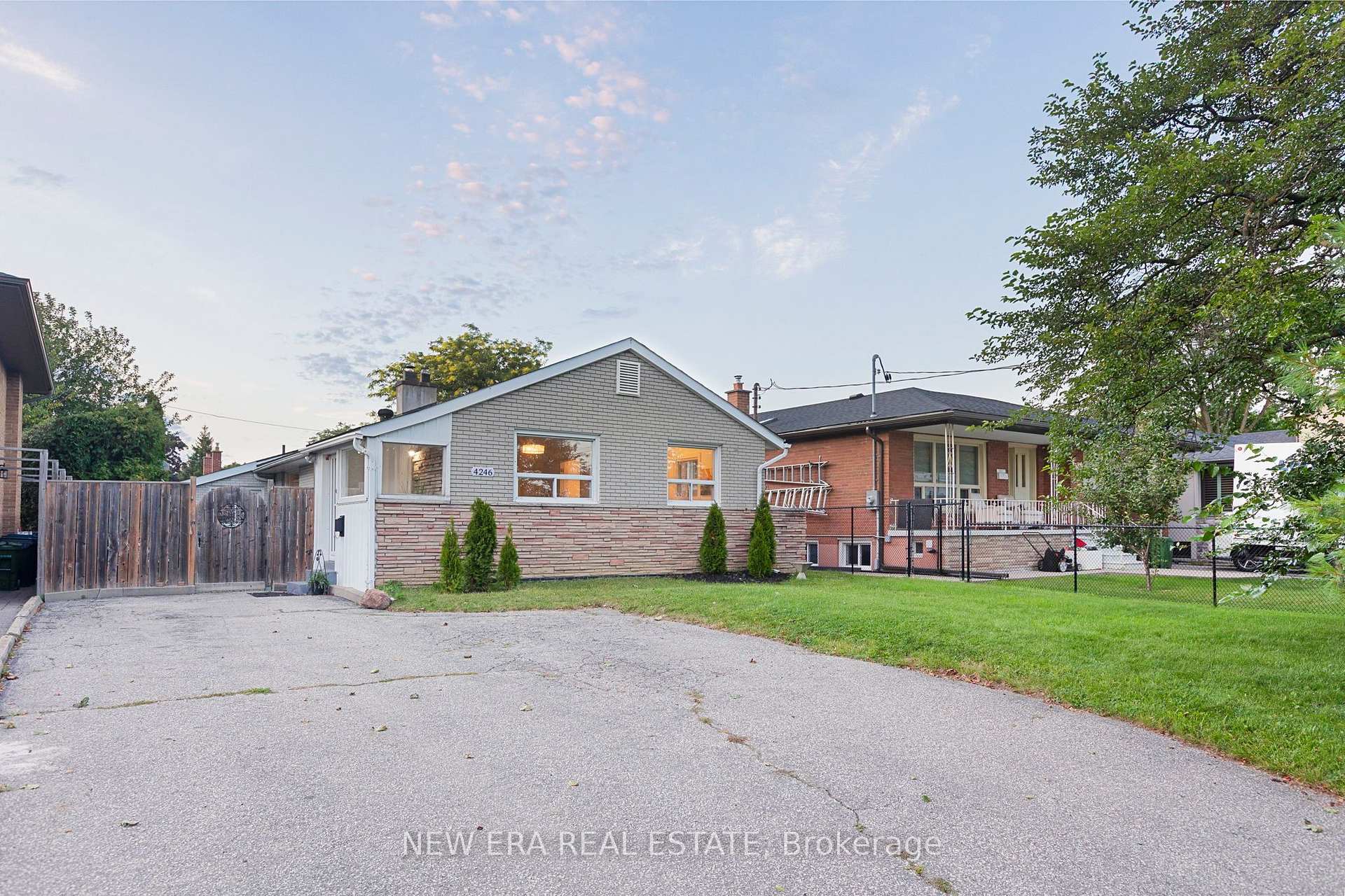 Photo 49 of 4246 Bloor Street W, Etobicoke, Markland Wood — HOMEH