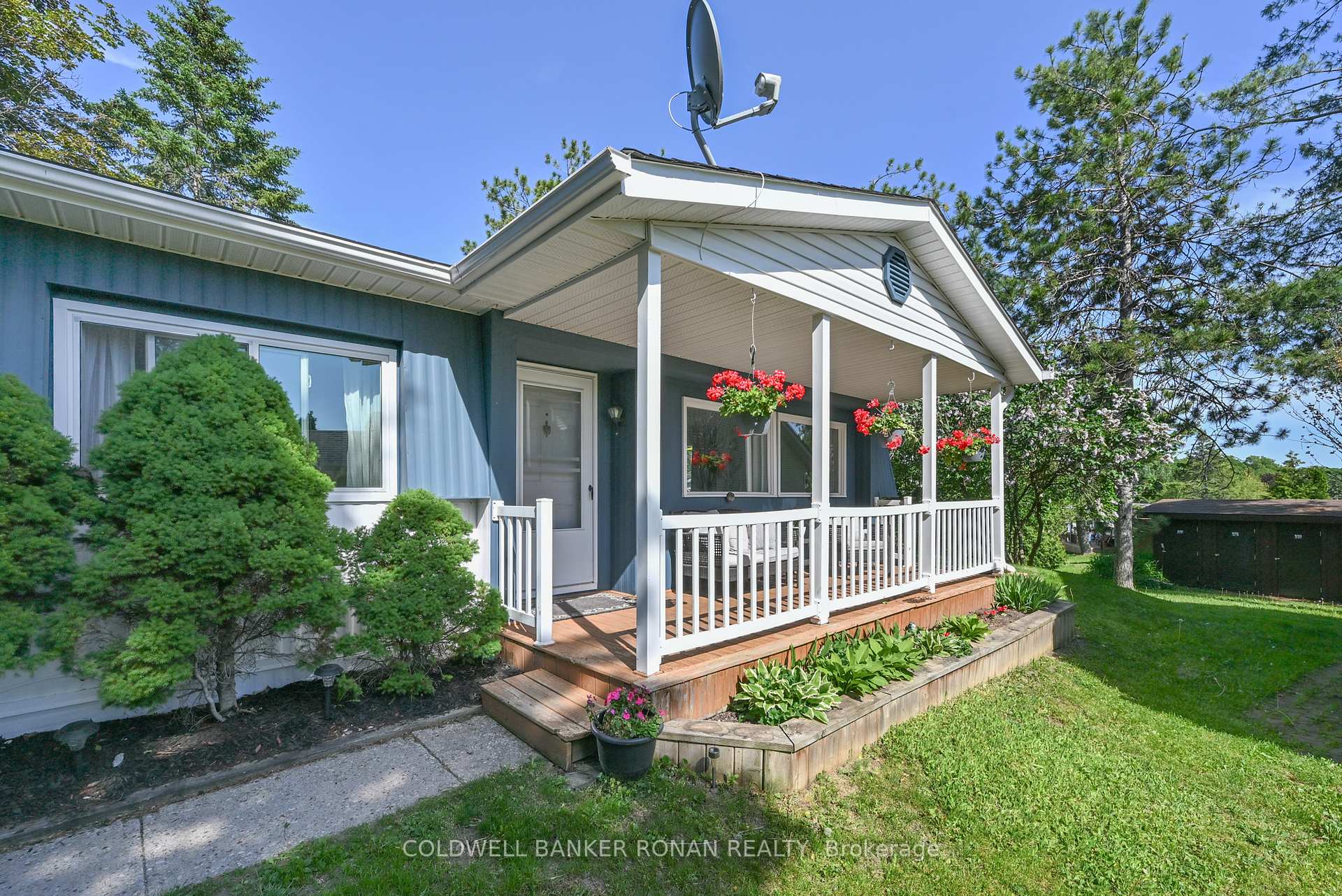 Photo 2 of 13 Hawthorne Drive, Innisfil, Rural Innisfil — HOMEH