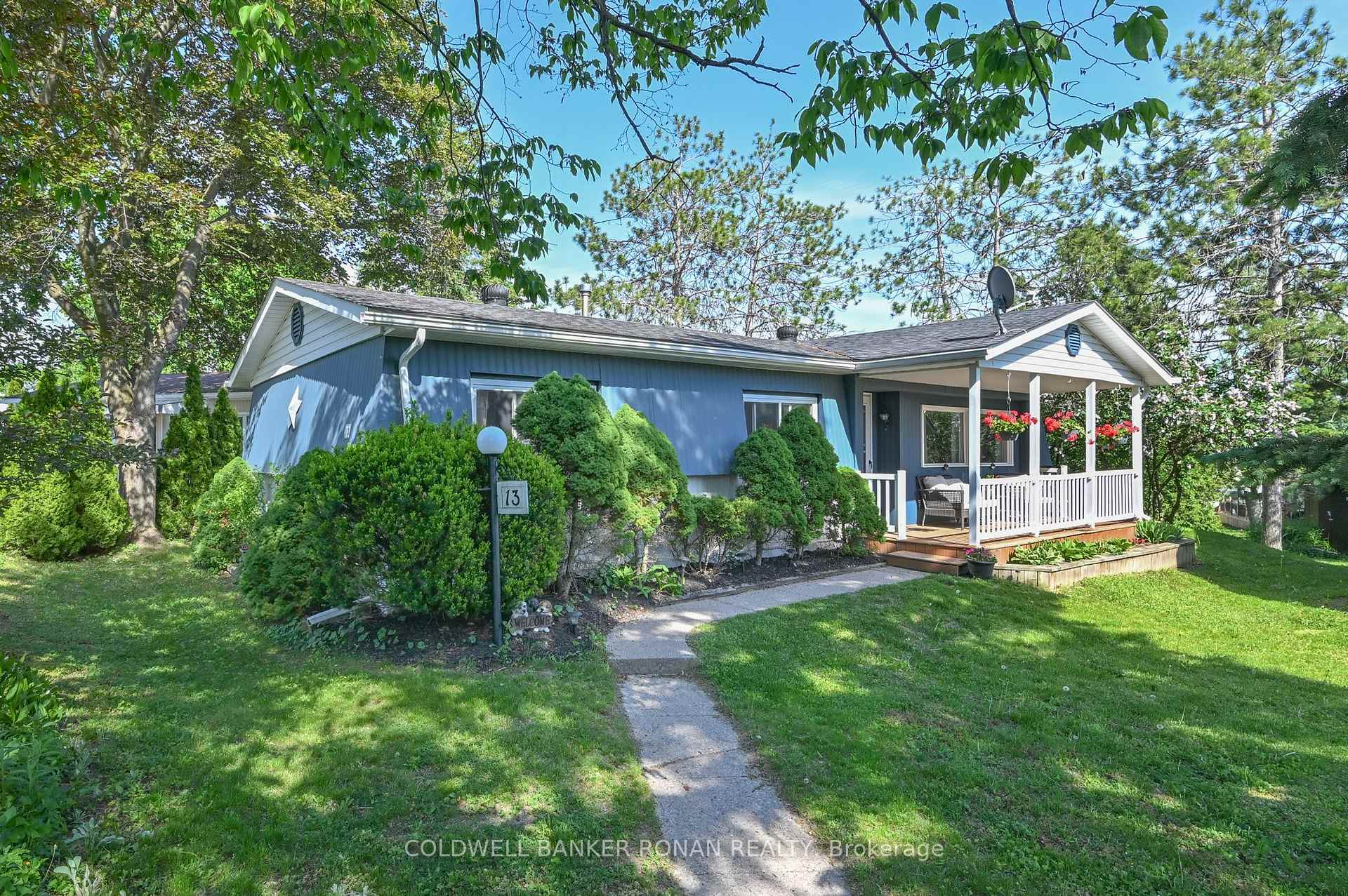 Photo 3 of 13 Hawthorne Drive, Innisfil, Rural Innisfil — HOMEH