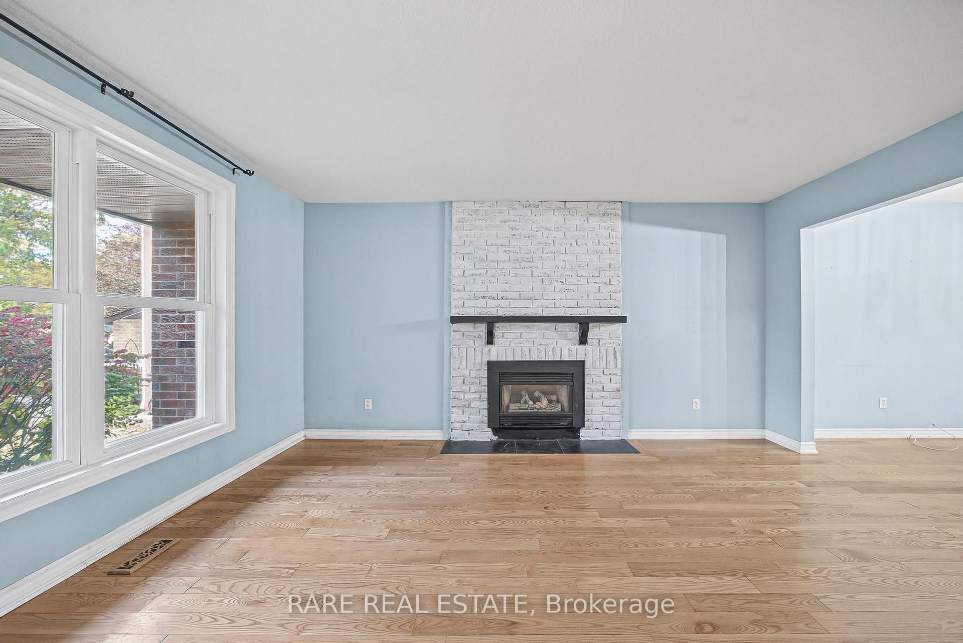 Photo 2 of 17 Glaceport Avenue, Hamilton, Dundas — HOMEH