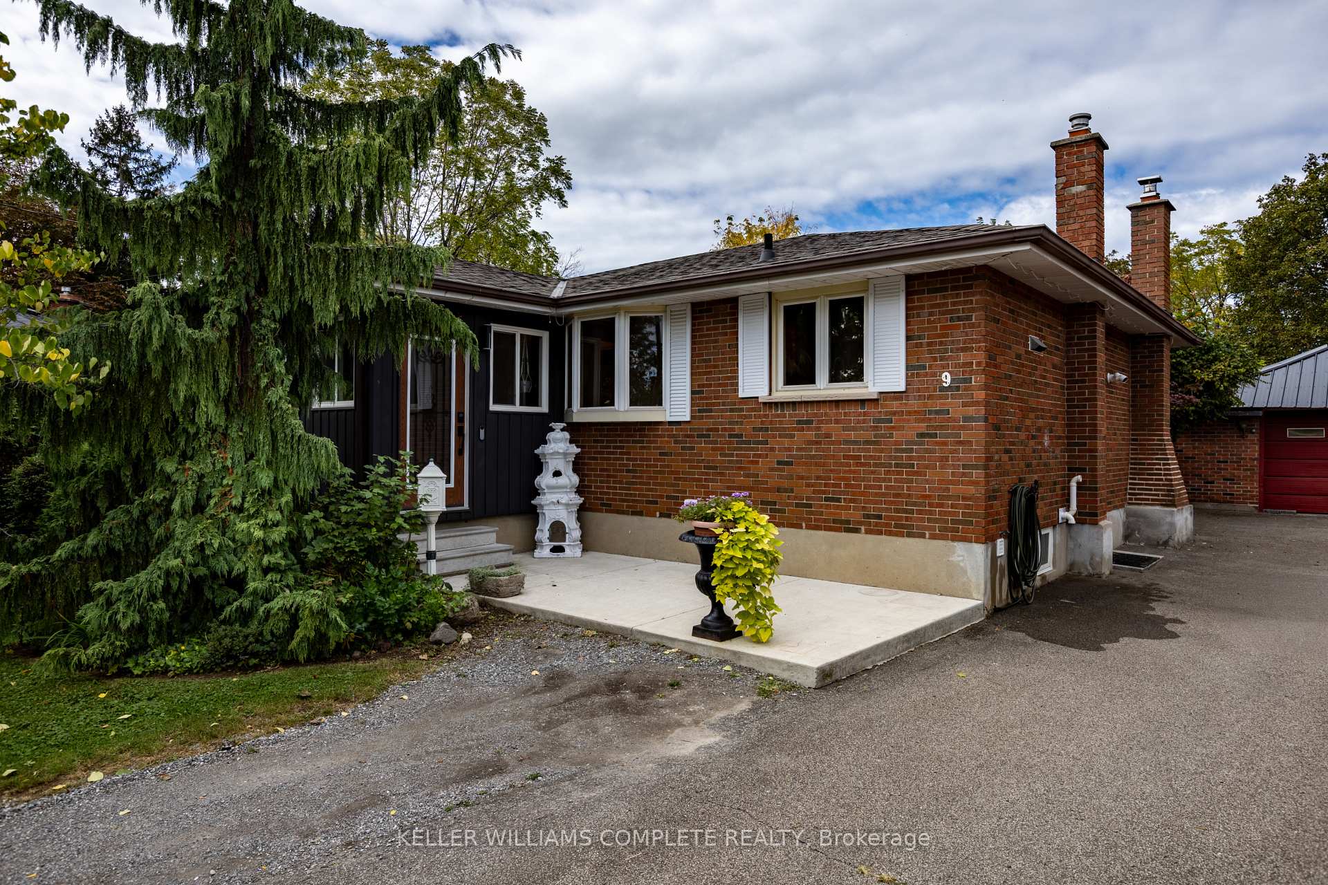 Photo 2 of 9 Glen Avenue, St. Catharines, Western Hill — HOMEH