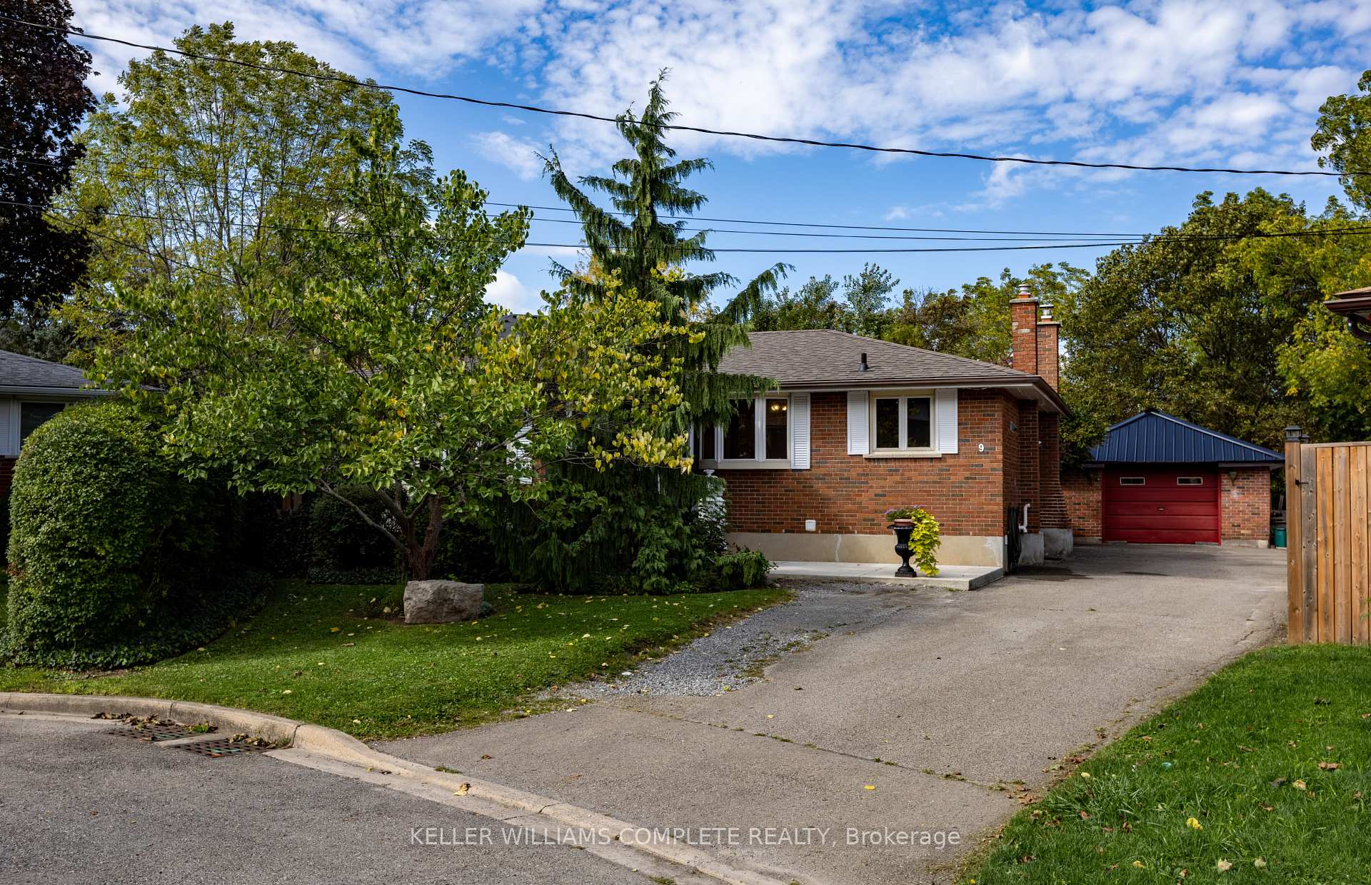 Photo 3 of 9 Glen Avenue, St. Catharines, Western Hill — HOMEH