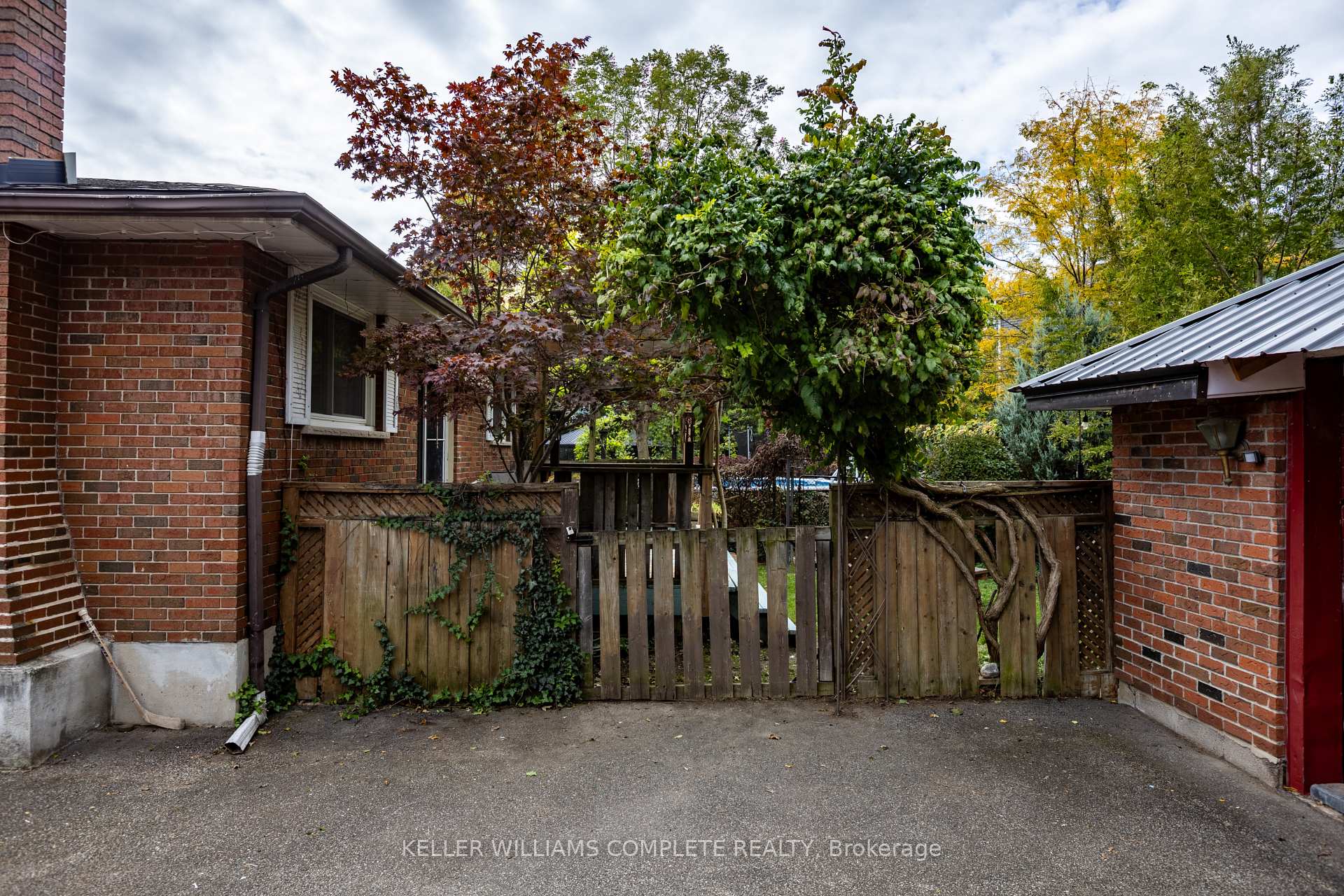 Photo 4 of 9 Glen Avenue, St. Catharines, Western Hill — HOMEH
