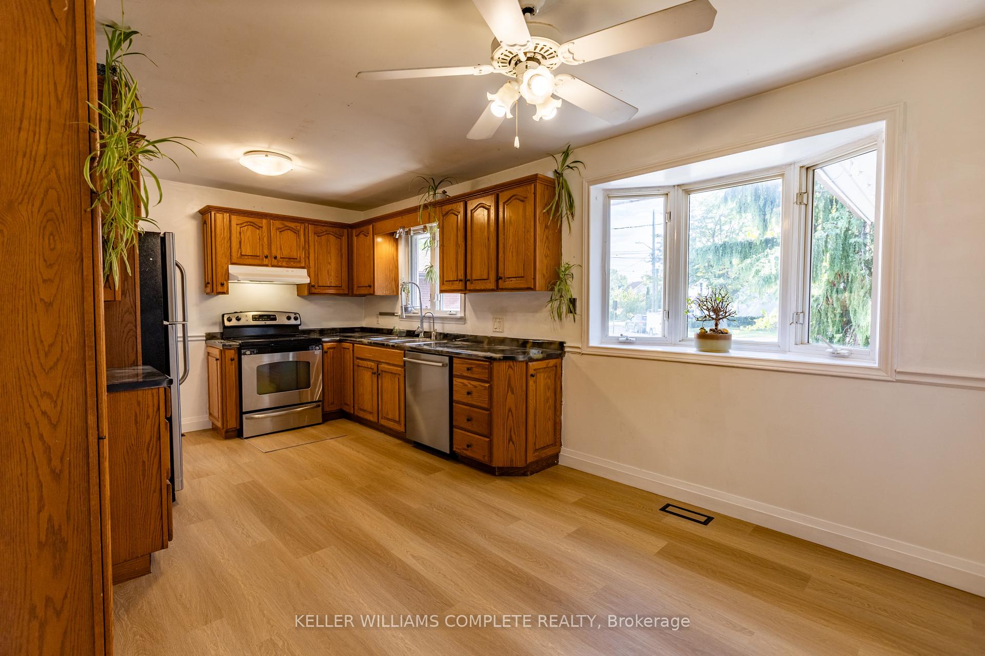 Photo 15 of 9 Glen Avenue, St. Catharines, Western Hill — HOMEH