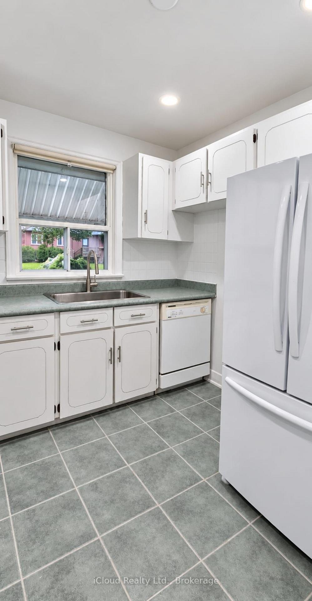 Photo 5 of Unit Upper, 27 Inchcliffe Crescent, Etobicoke, Humber Heights — HOMEH