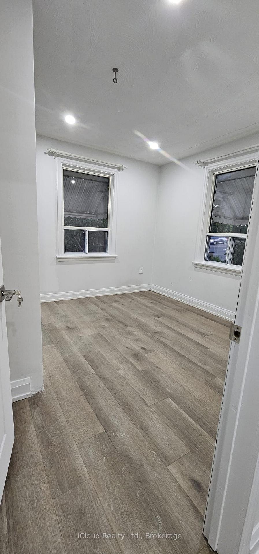 Photo 8 of Unit Upper, 27 Inchcliffe Crescent, Etobicoke, Humber Heights — HOMEH
