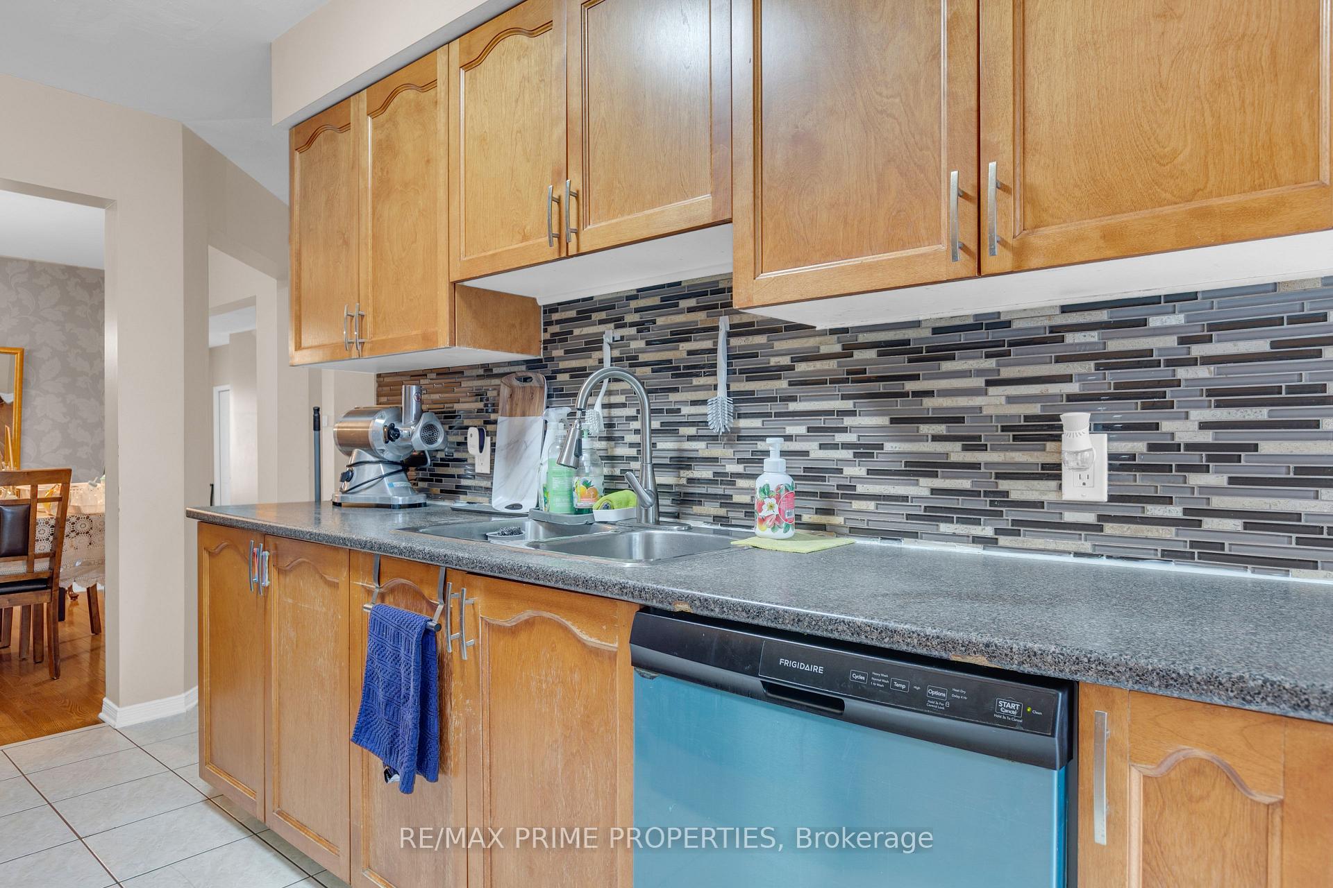 Photo 13 of 33 Inverkip Avenue, Ottawa, Hunt Club Park/Greenboro — HOMEH