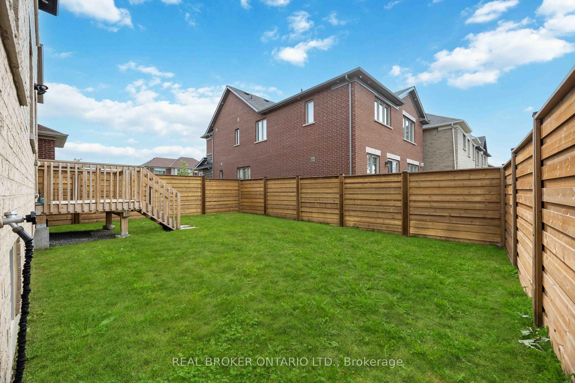 Photo 32 of 12 Seedling Crescent, Whitchurch-Stouffville, Stouffville — HOMEH