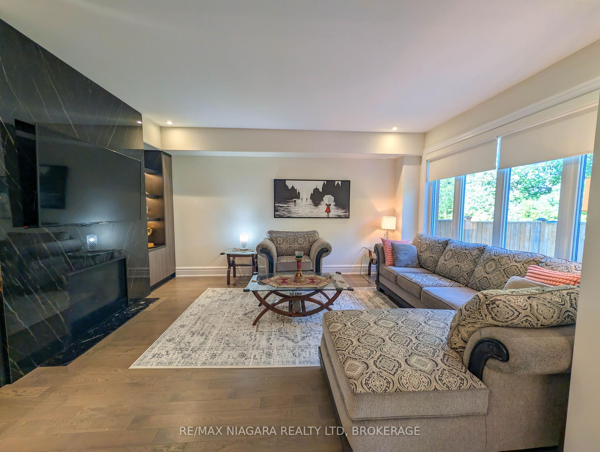 Photo 3 of 7868 Odell Crescent, Niagara Falls, Brown — HOMEH