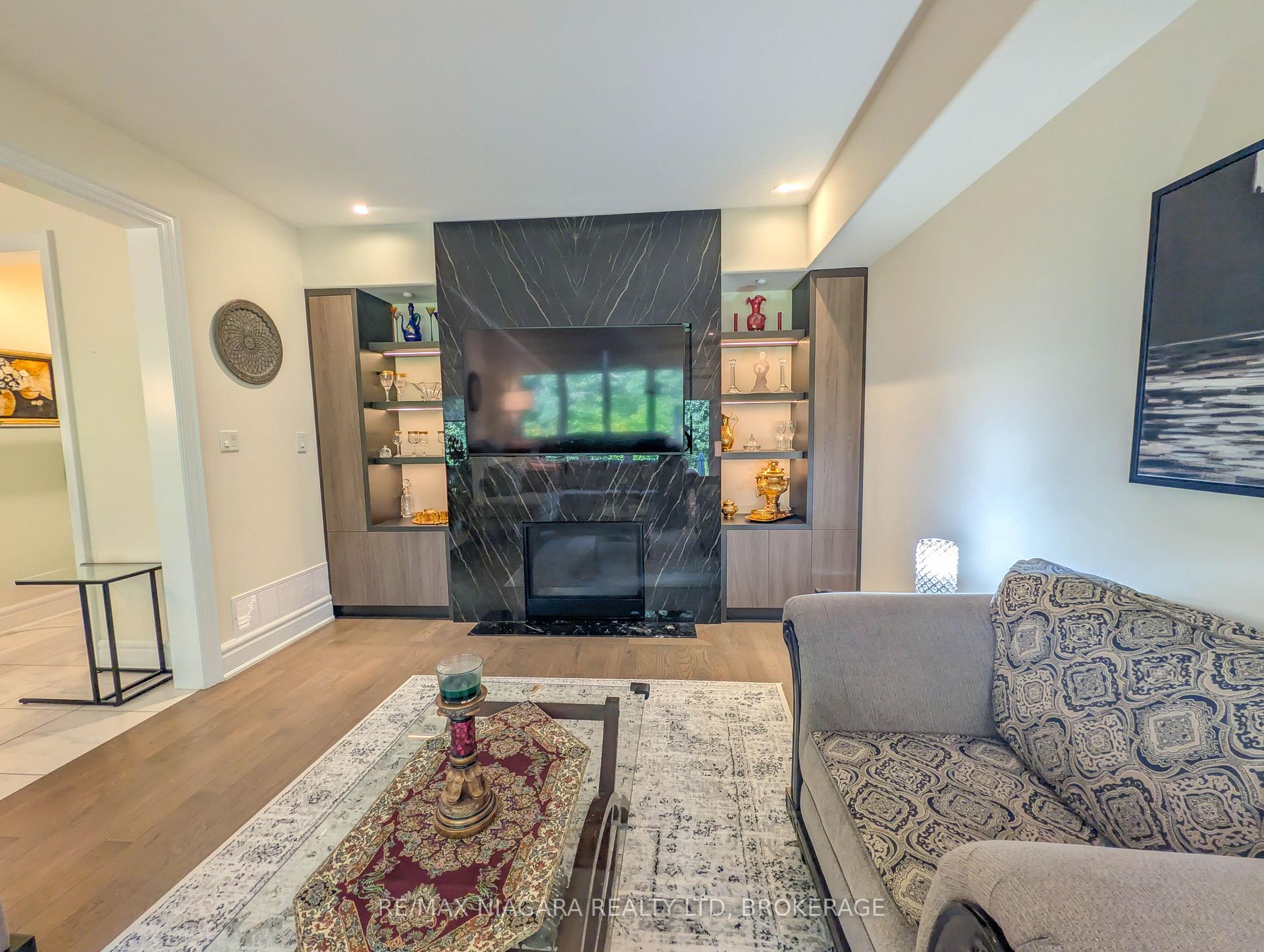 Photo 5 of 7868 Odell Crescent, Niagara Falls, Brown — HOMEH