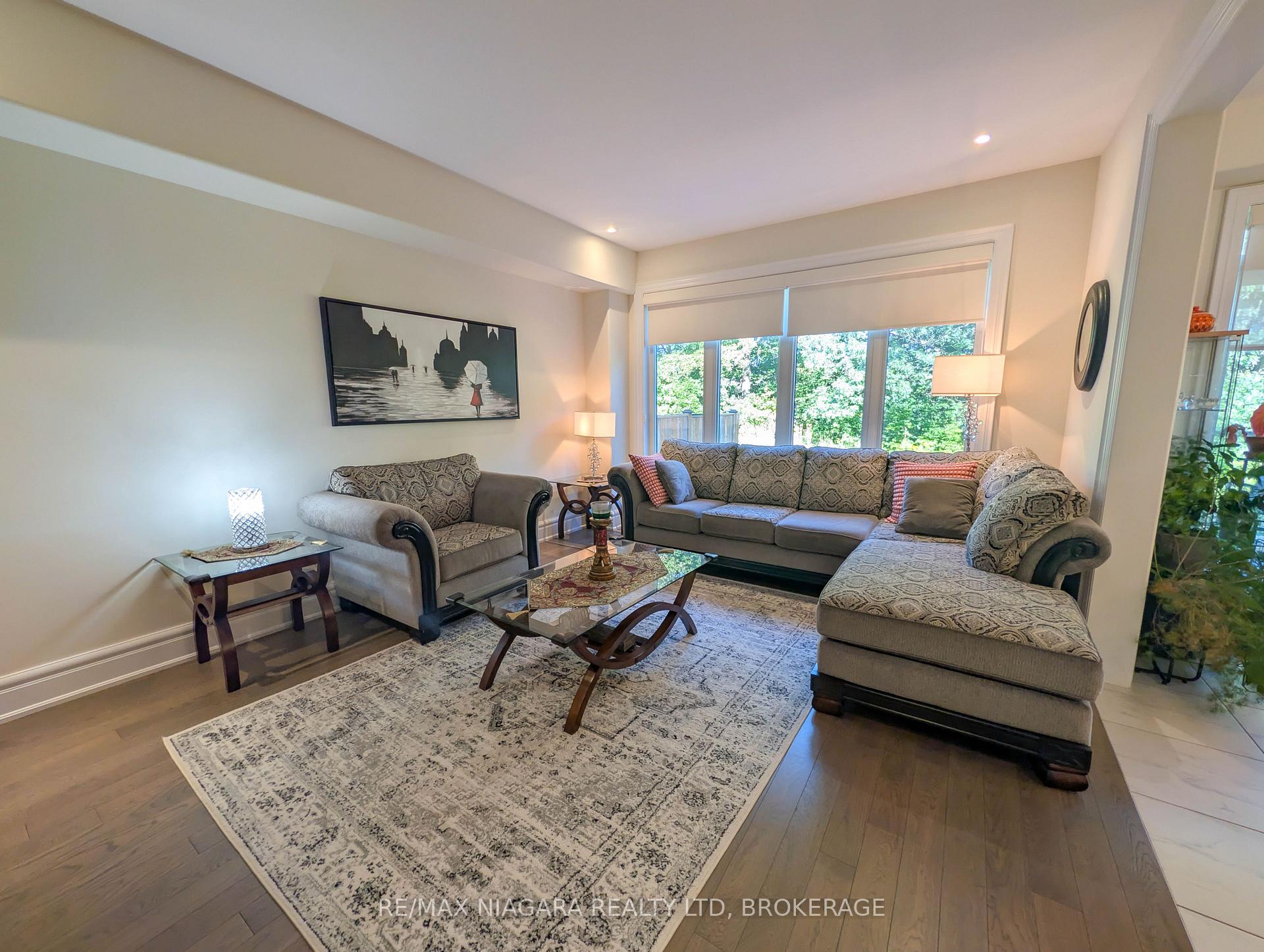 Photo 6 of 7868 Odell Crescent, Niagara Falls, Brown — HOMEH