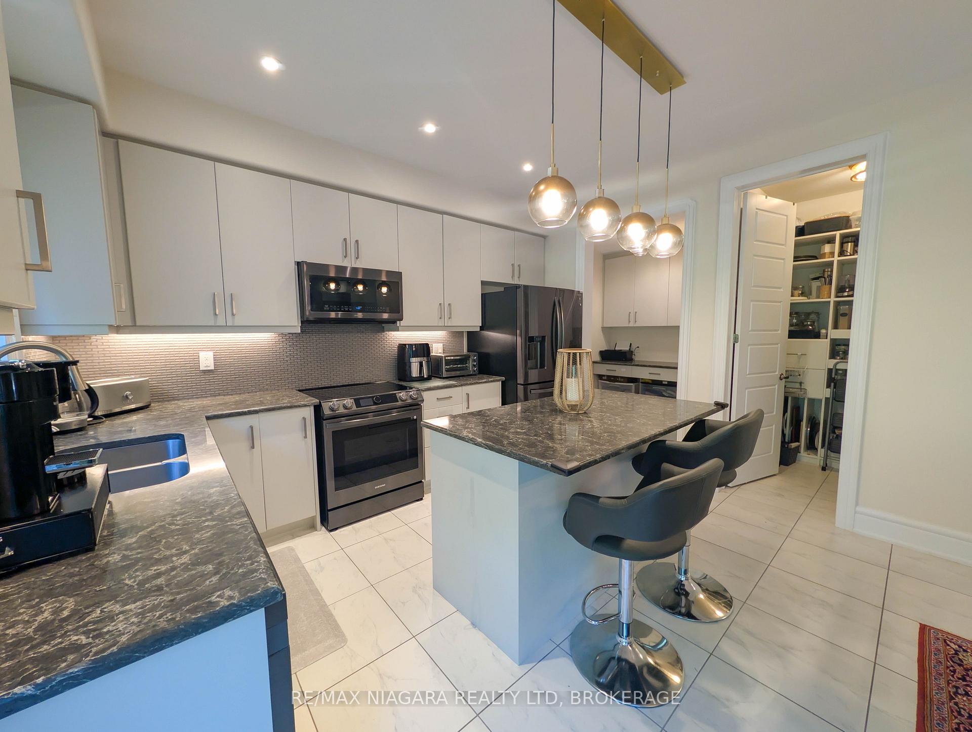 Photo 12 of 7868 Odell Crescent, Niagara Falls, Brown — HOMEH