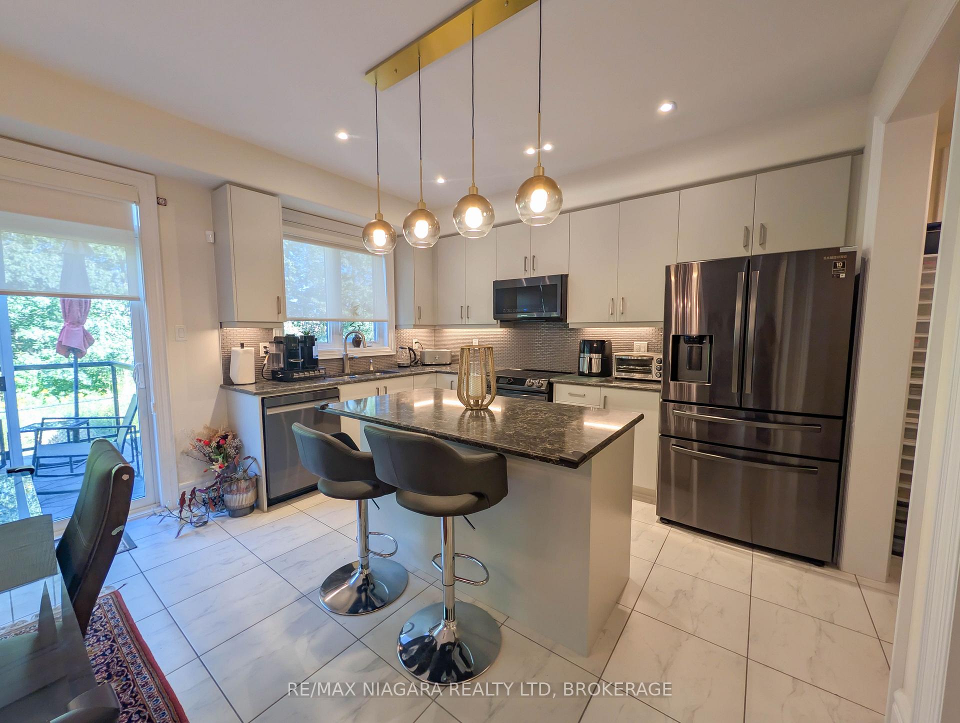 Photo 13 of 7868 Odell Crescent, Niagara Falls, Brown — HOMEH