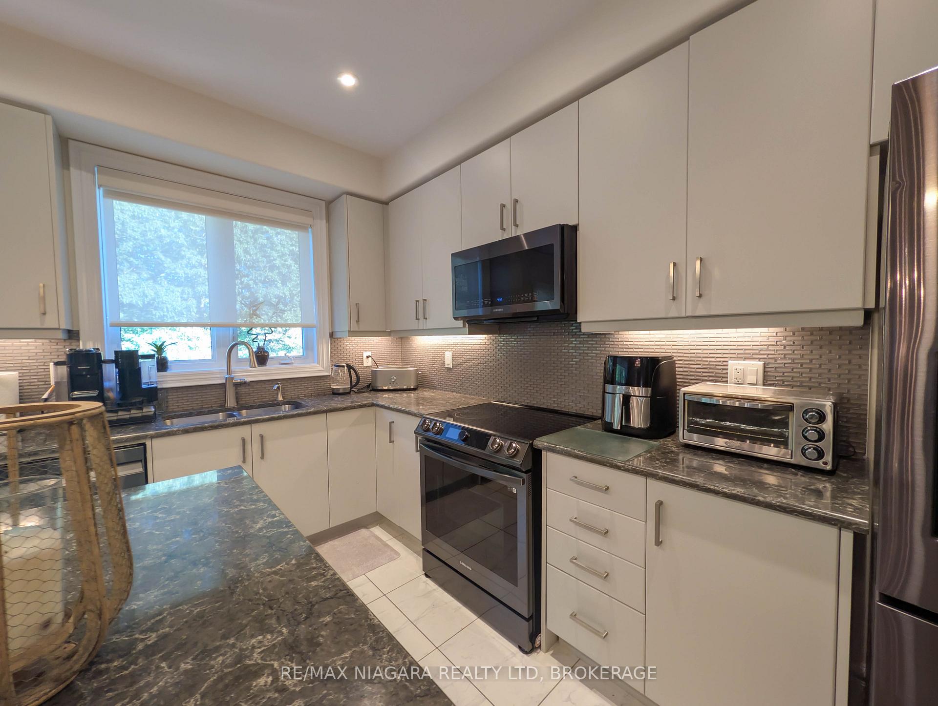 Photo 14 of 7868 Odell Crescent, Niagara Falls, Brown — HOMEH